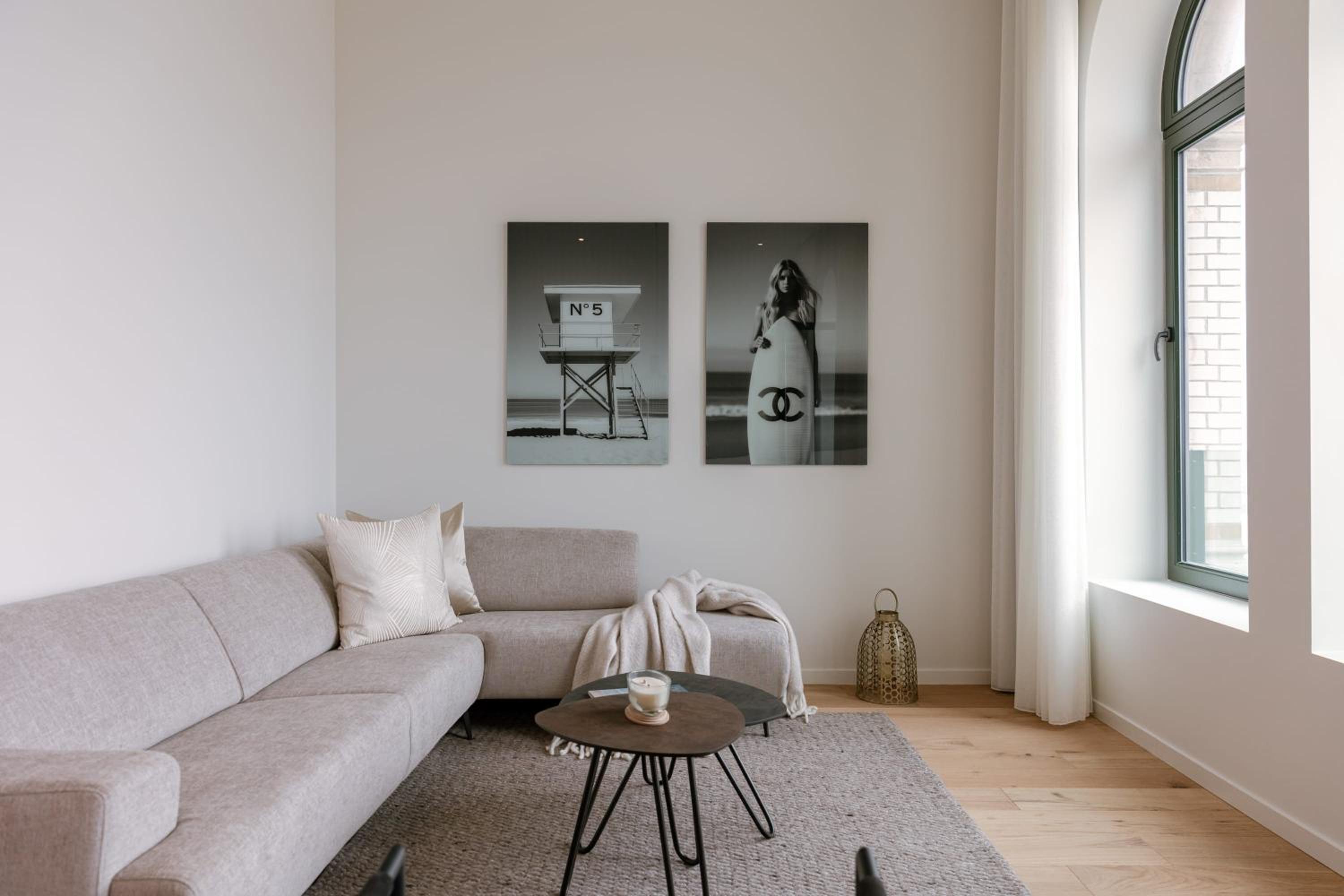 Huswell - Stunning seafront apartment with modern comforts and dike views