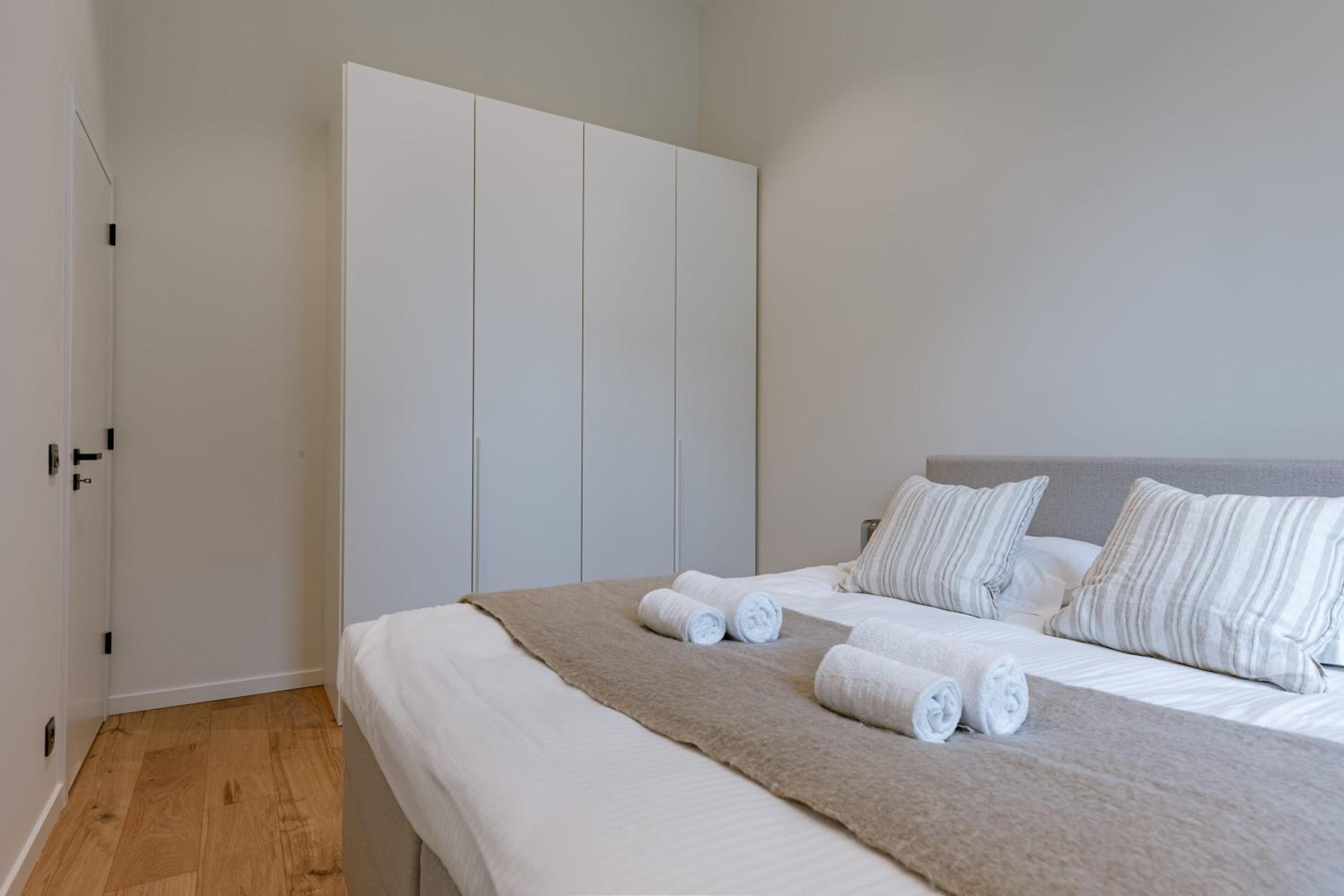 Huswell - Stunning seafront apartment with modern comforts and dike views