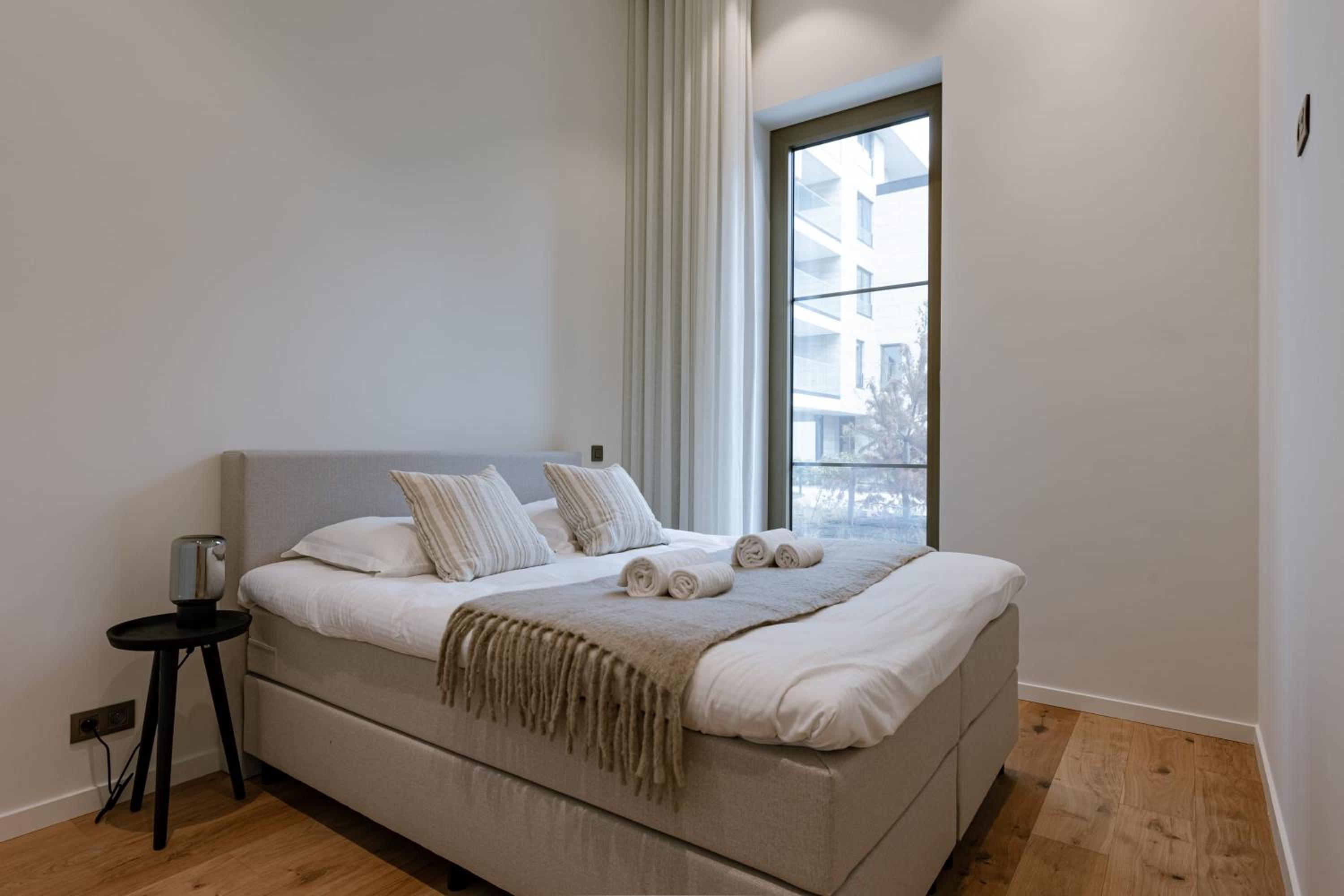 Huswell - Stunning seafront apartment with modern comforts and dike views