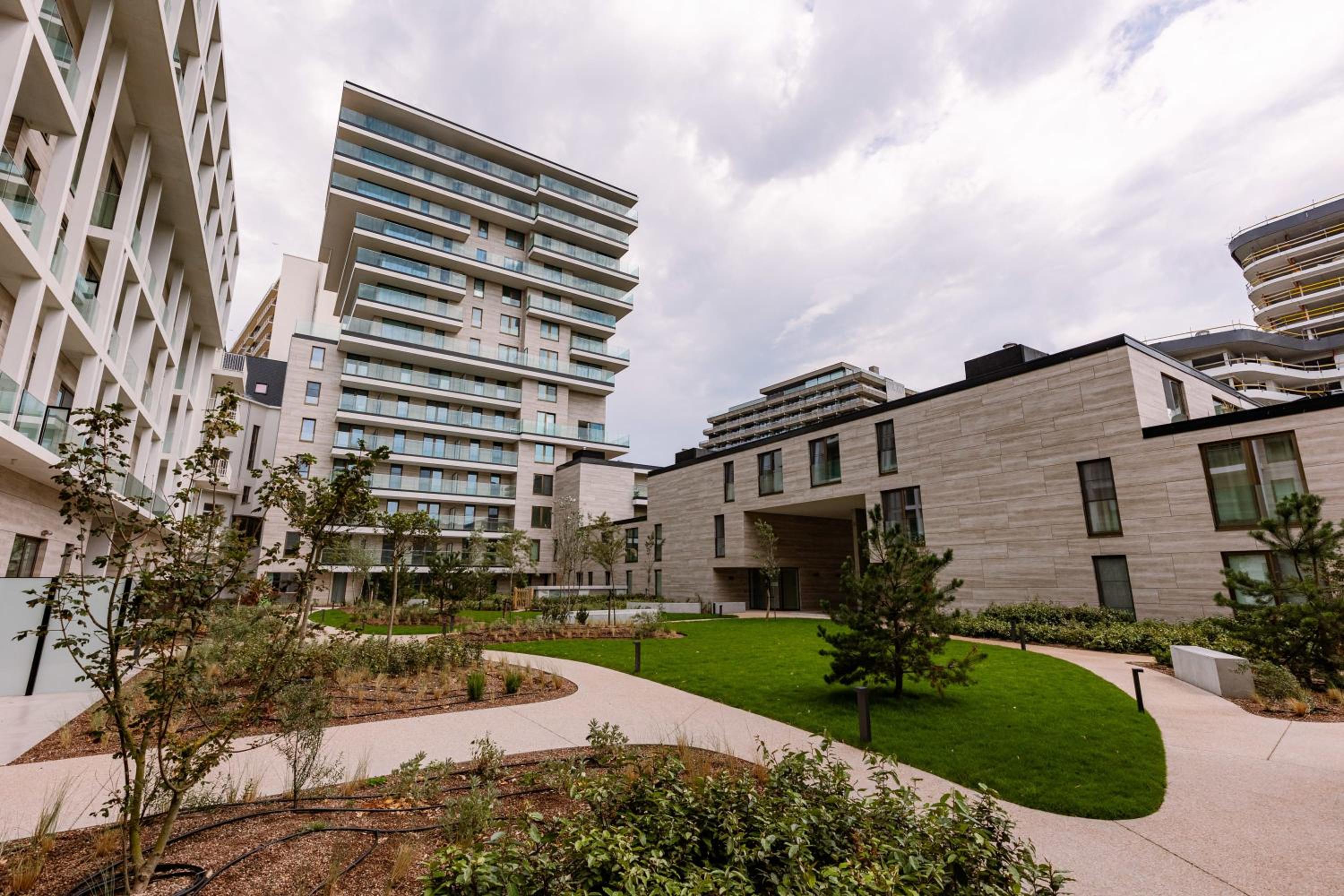 Huswell - Stunning seafront apartment with modern comforts and dike views
