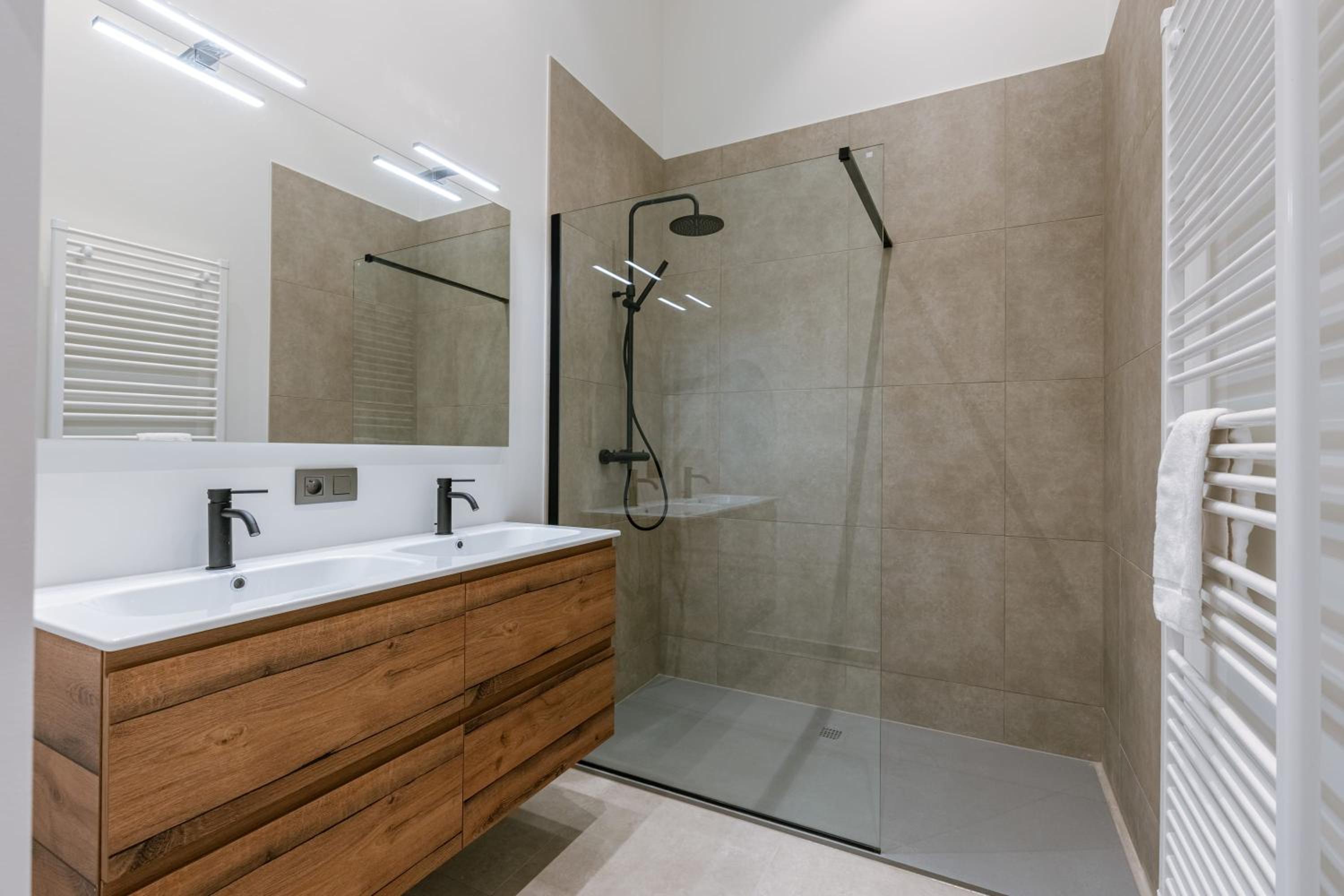 Huswell - Stunning seafront apartment with modern comforts and dike views
