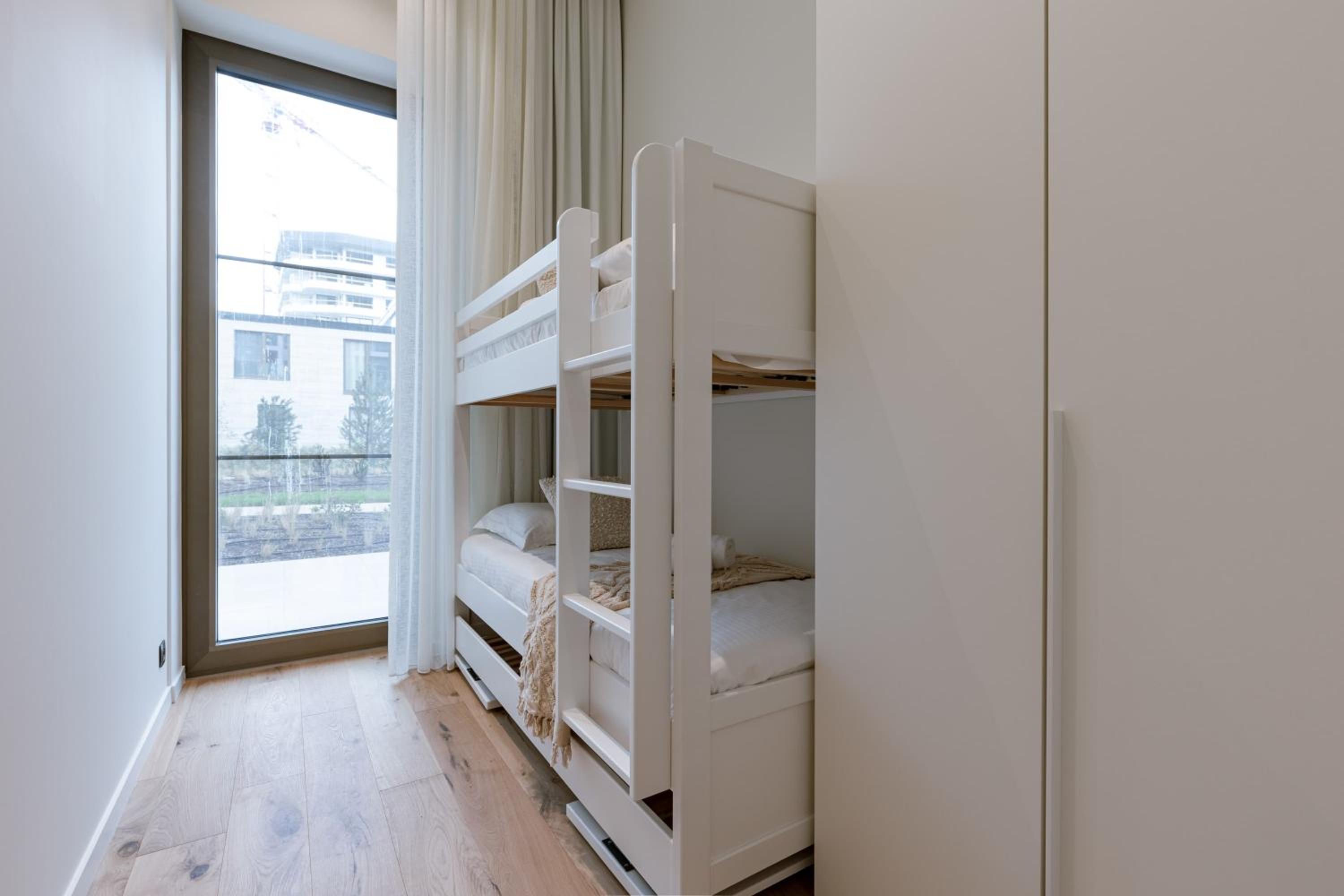 Huswell - Stunning seafront apartment with modern comforts and dike views