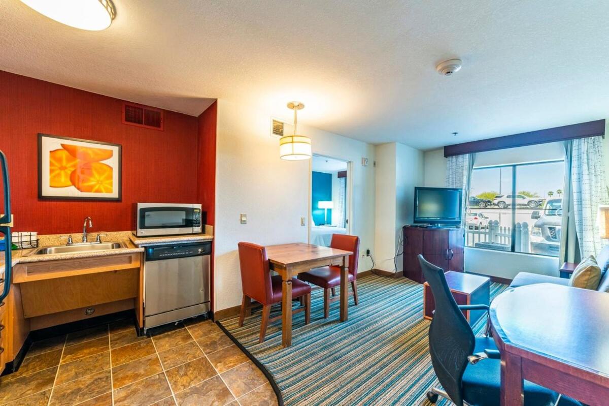 Phoenix 1bd Queen Economy view 5