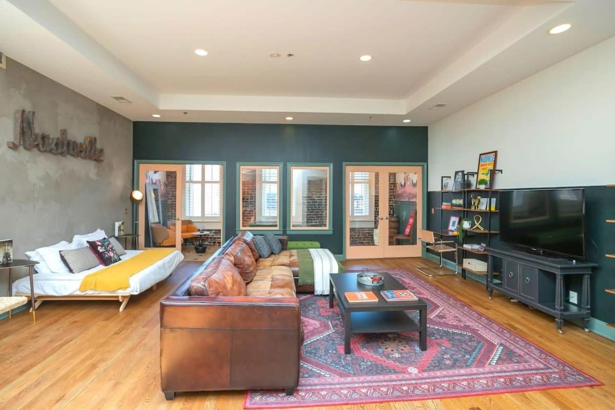 Broadway Penthouse Above Live Music & Bars view 5