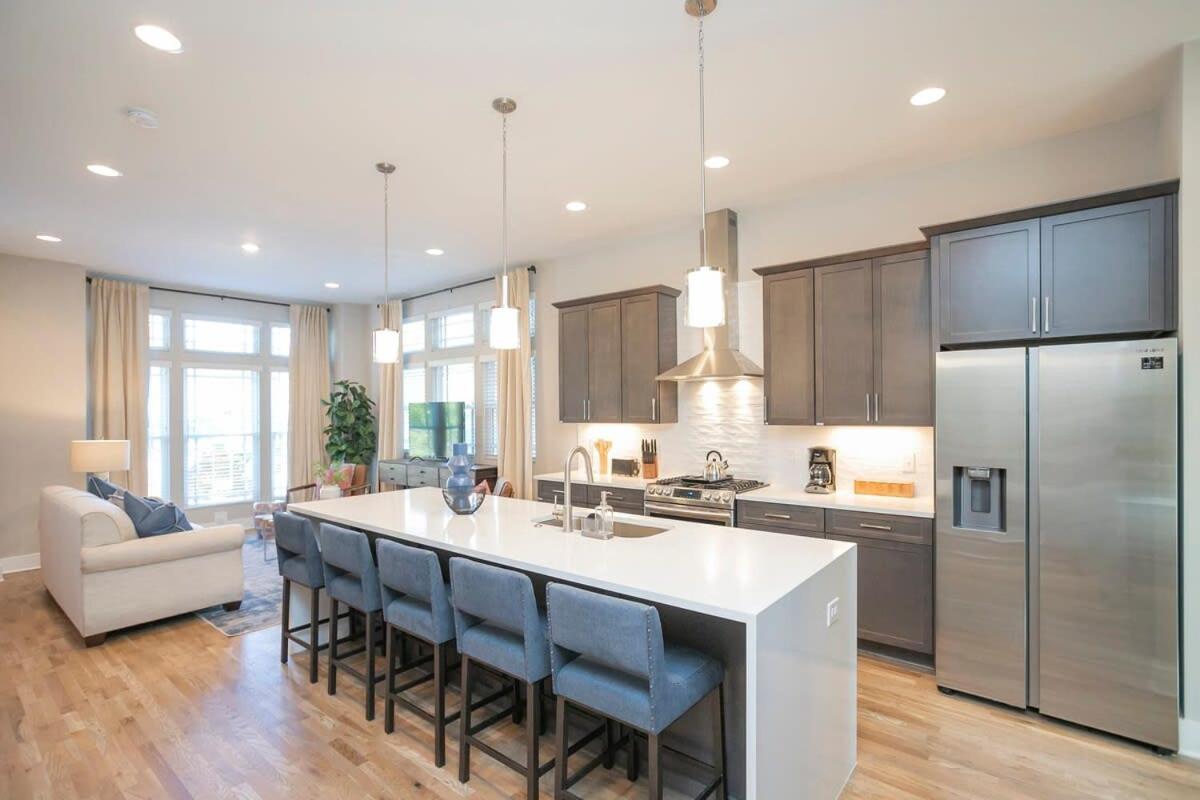 2 Miles to Broadway w Rooftop Deck Grill & Garage view 4