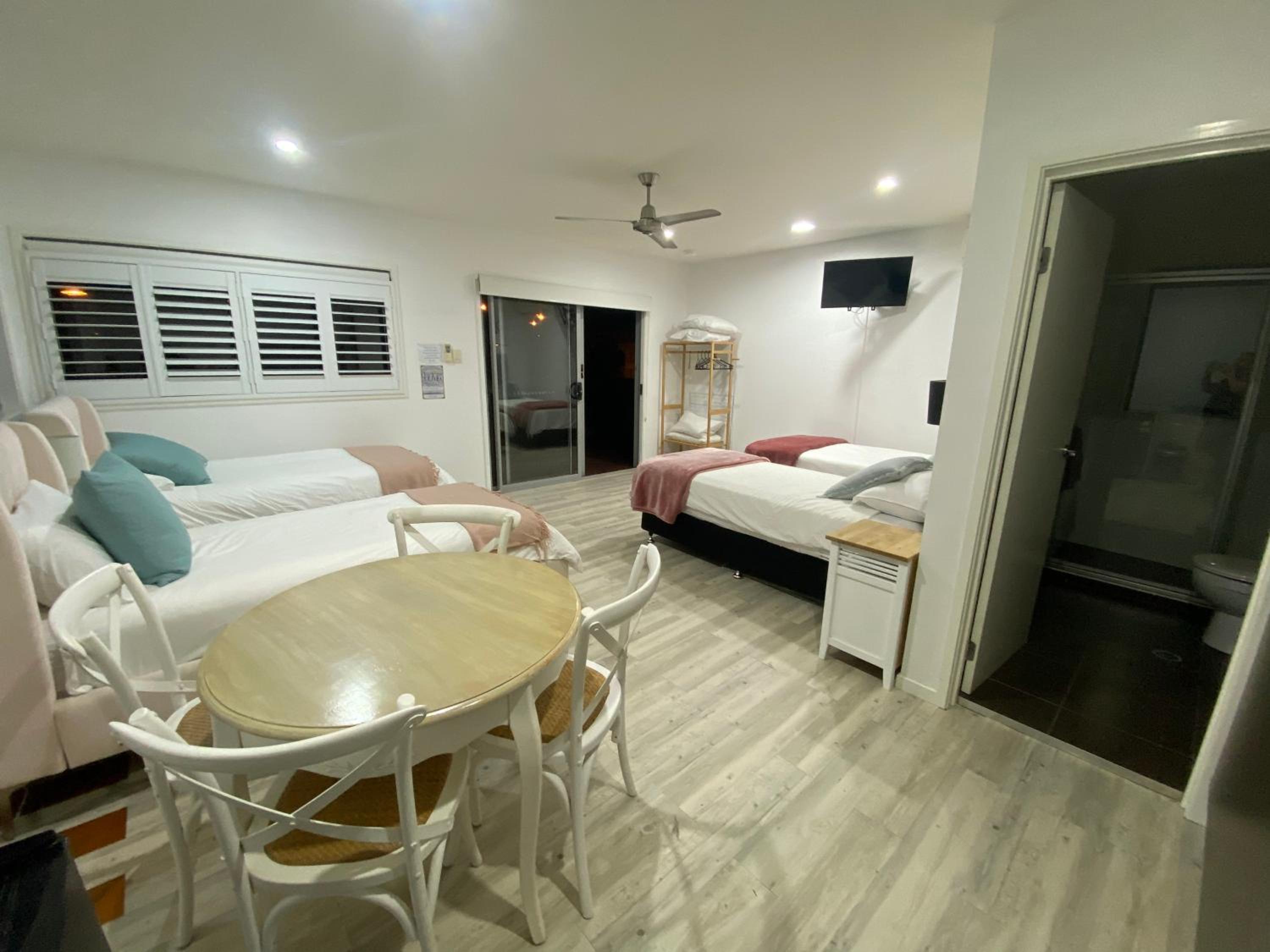 Self contained guest house Gold Coast - sleeps max 4