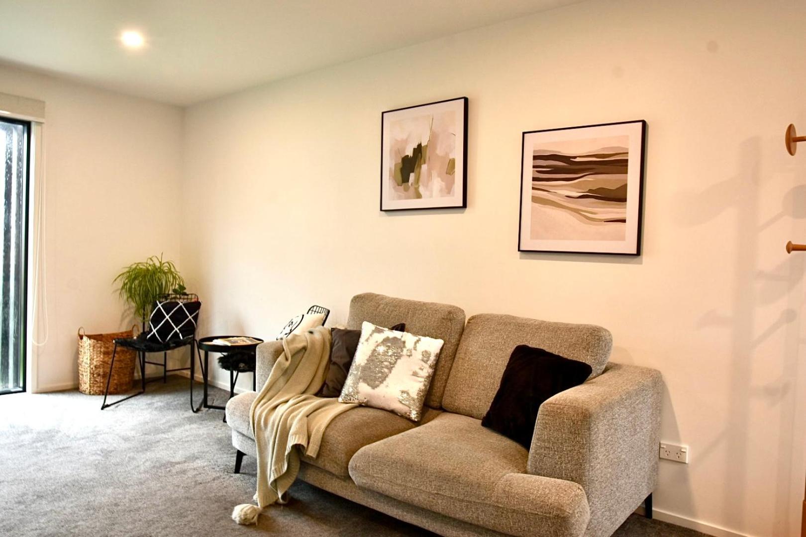 Cosy Townhouse Close to Wolfbook Arena One KM Away From Railway Station With Rare Onsite EV Car Park view 4