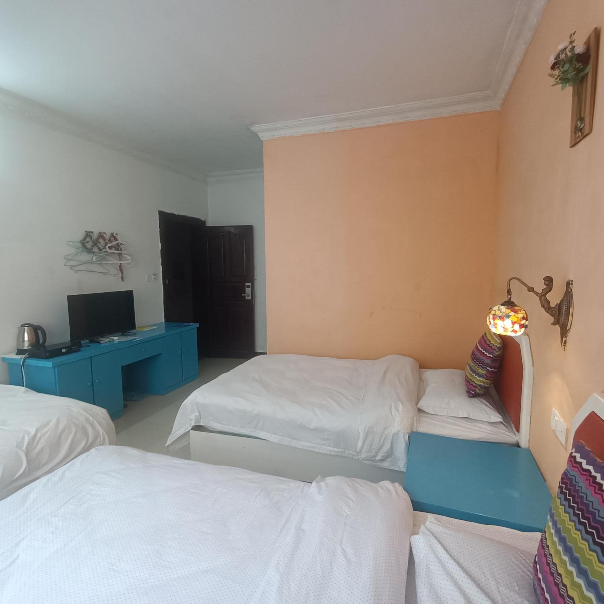 Yangshuo How Flowers Hostel & Party Coliving Coworking Nomads