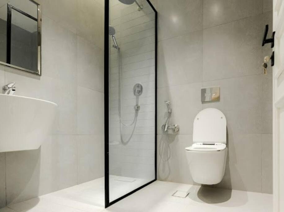 Luxurious 3-Bedroom Retreat, Prime Location