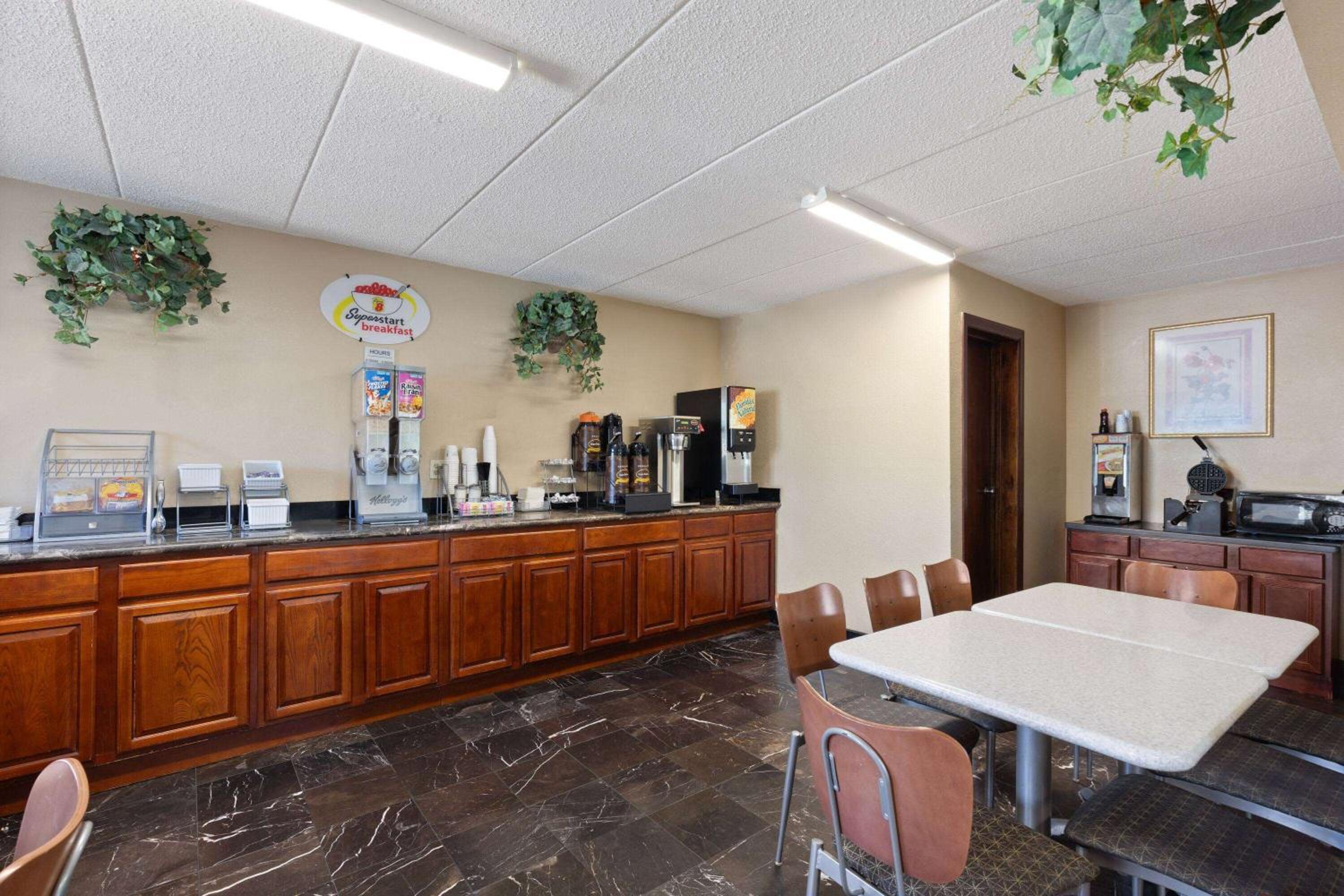 Super 8 by Wyndham Fort Mitchell Cincinnati Area - Property Image 1