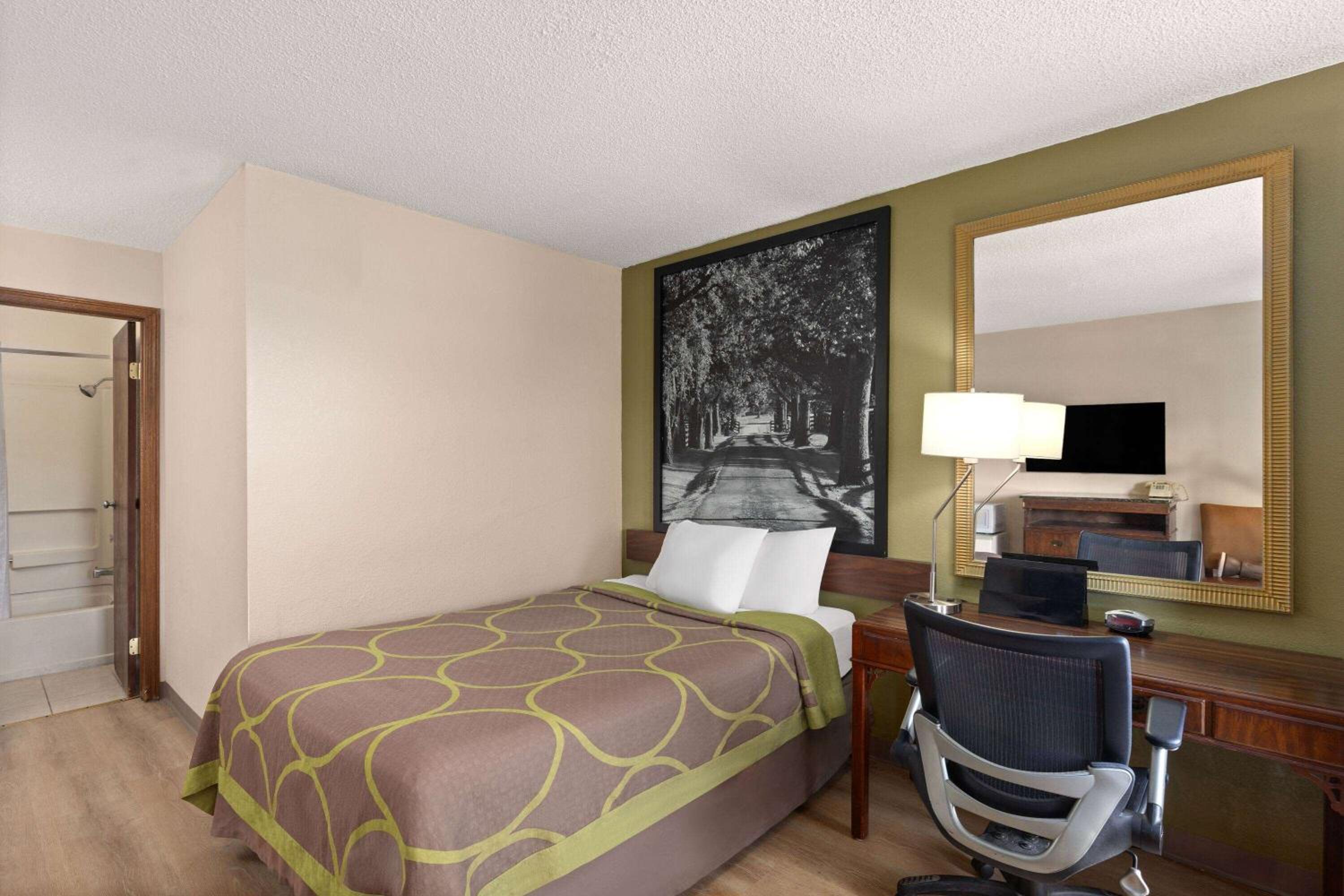 Super 8 by Wyndham Fort Mitchell Cincinnati Area - Property Image 9