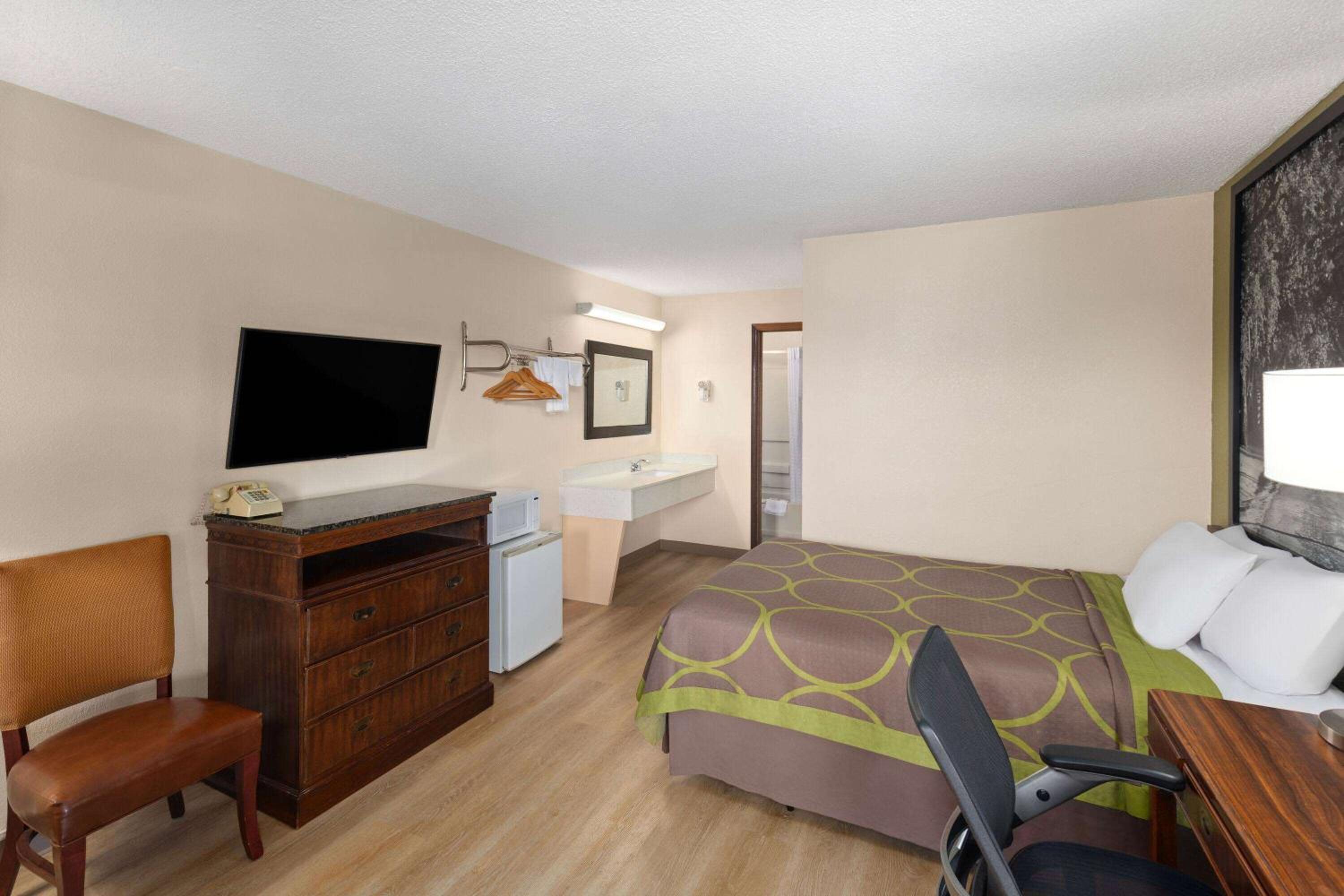 Super 8 by Wyndham Fort Mitchell Cincinnati Area - Property Image 8