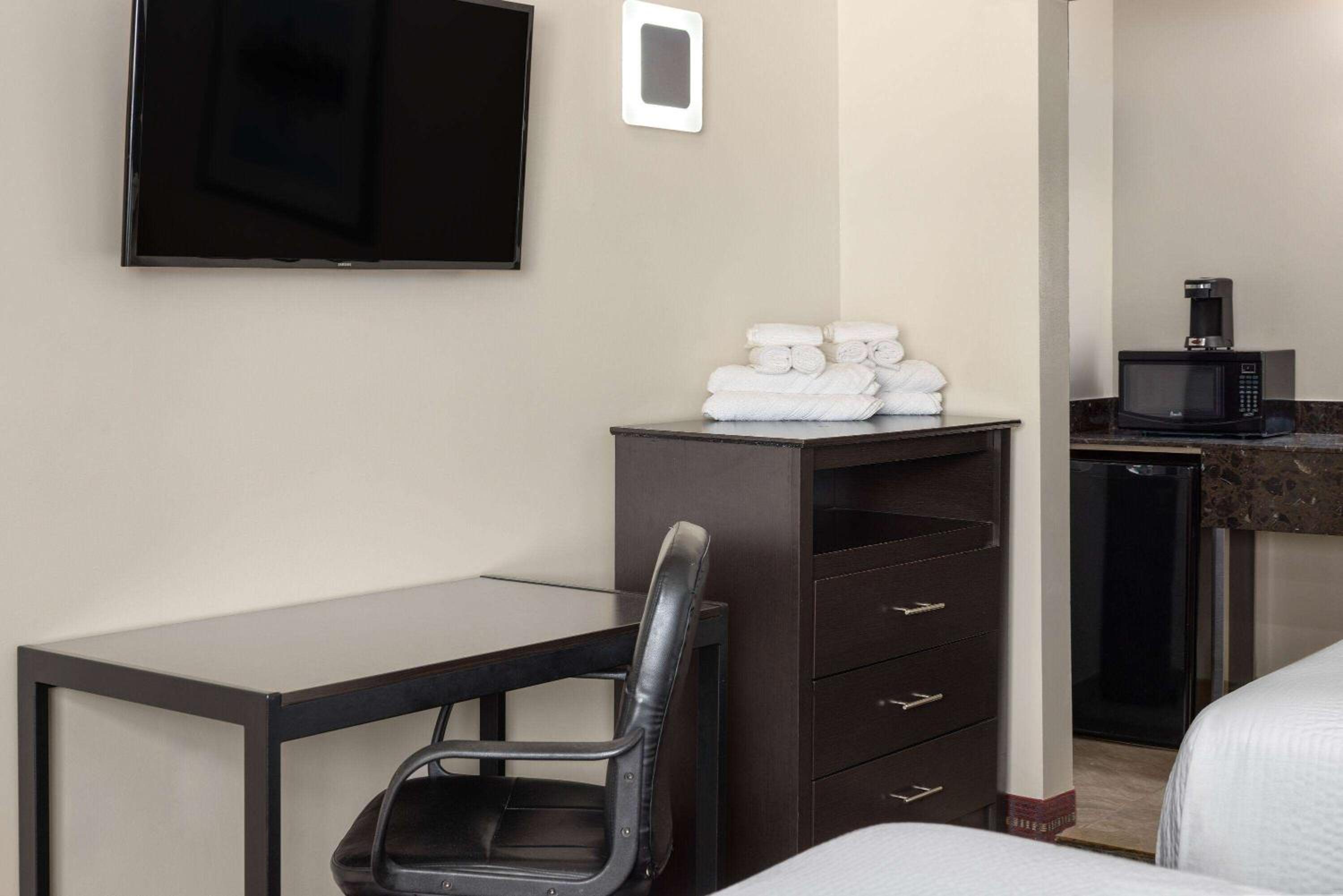 Travelodge by Wyndham Manhasset
