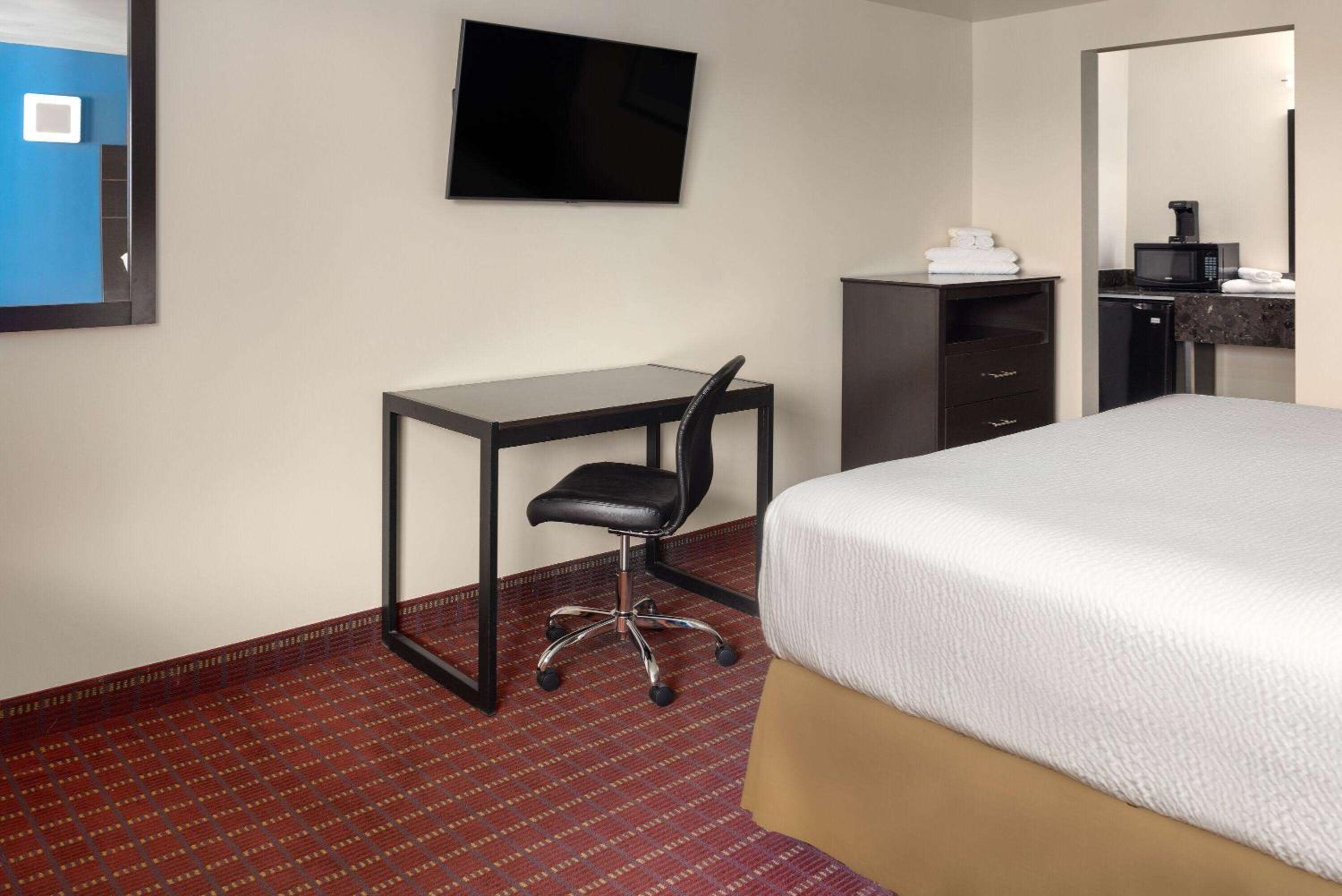 Travelodge by Wyndham Manhasset