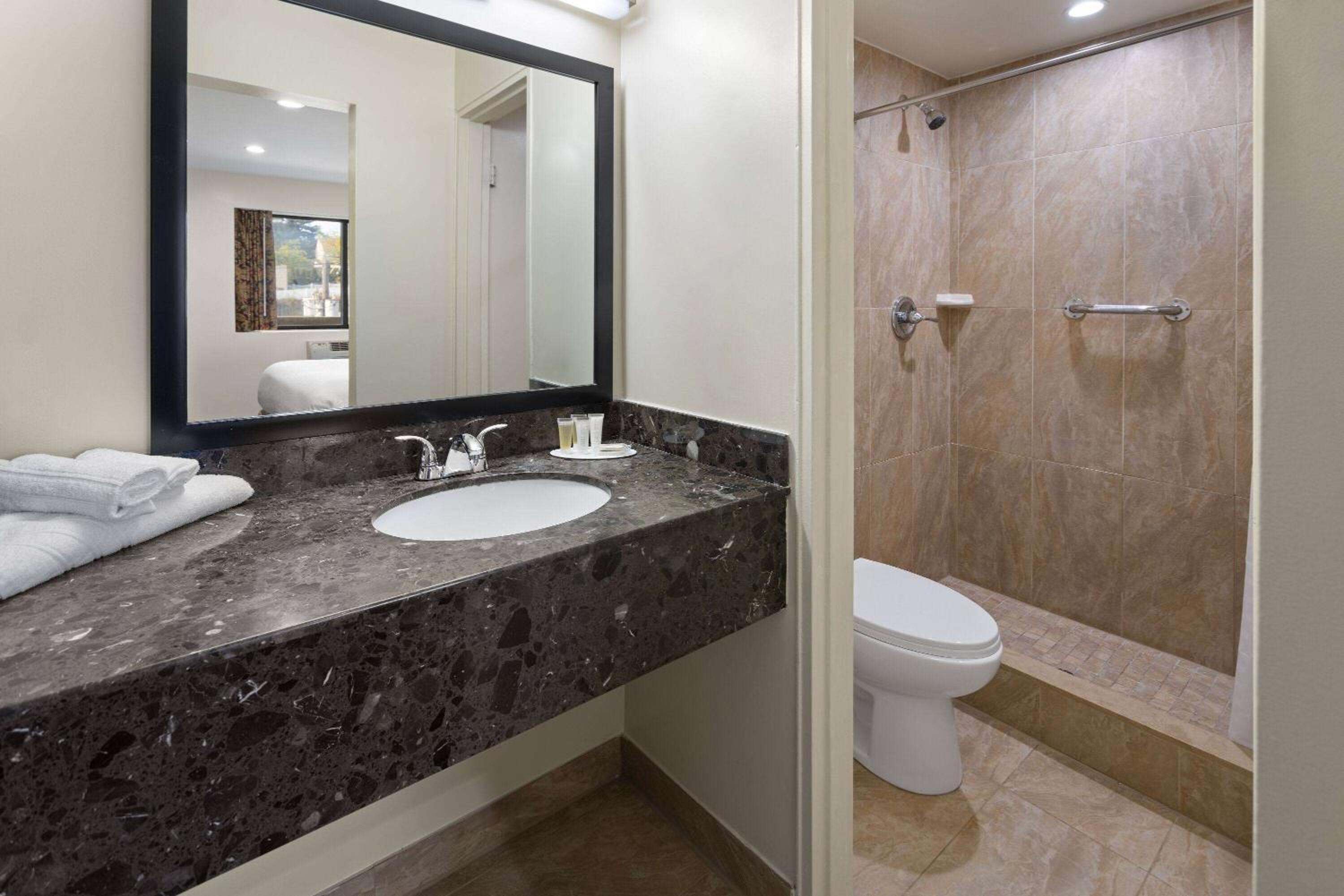 Travelodge by Wyndham Manhasset