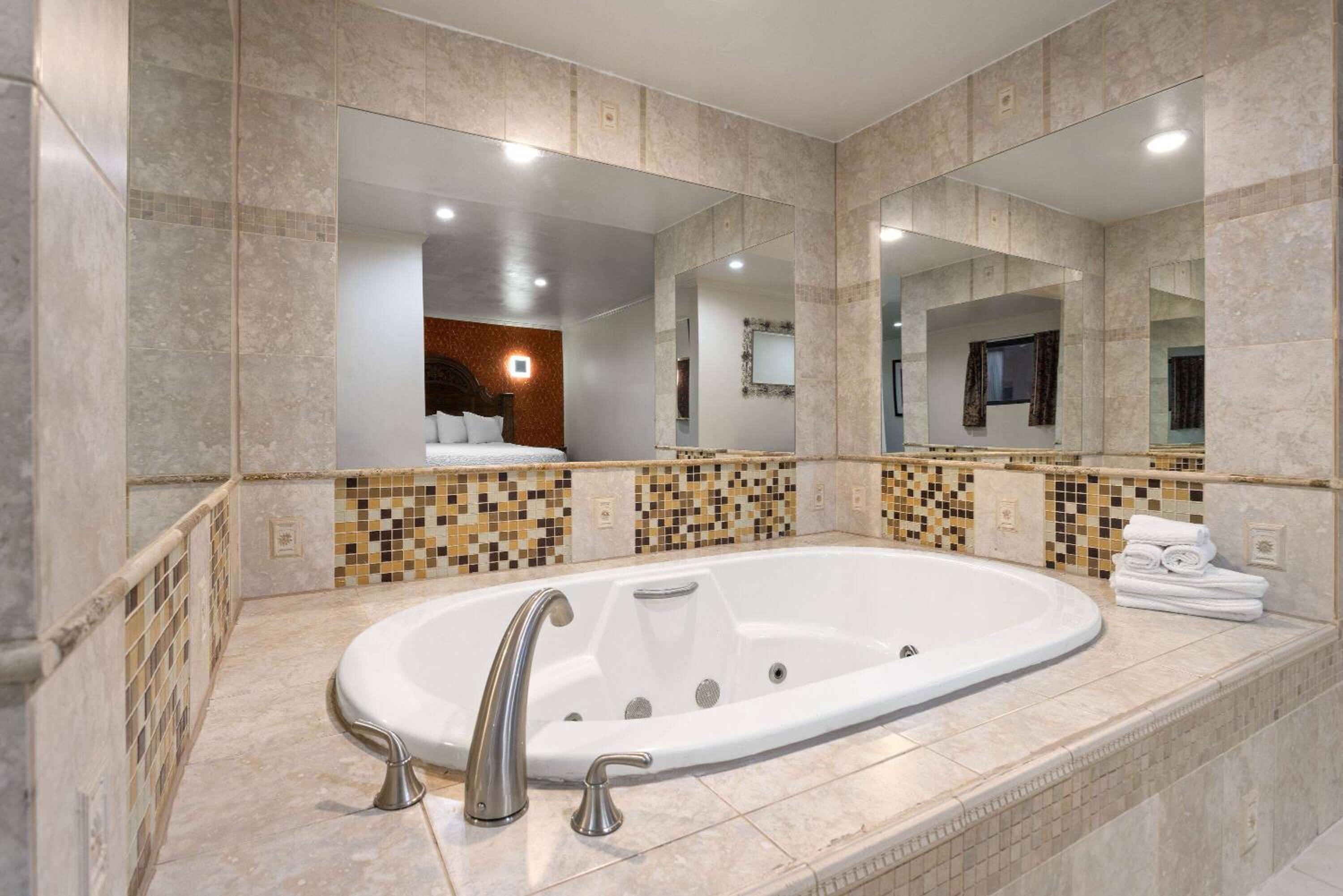 Travelodge by Wyndham Manhasset