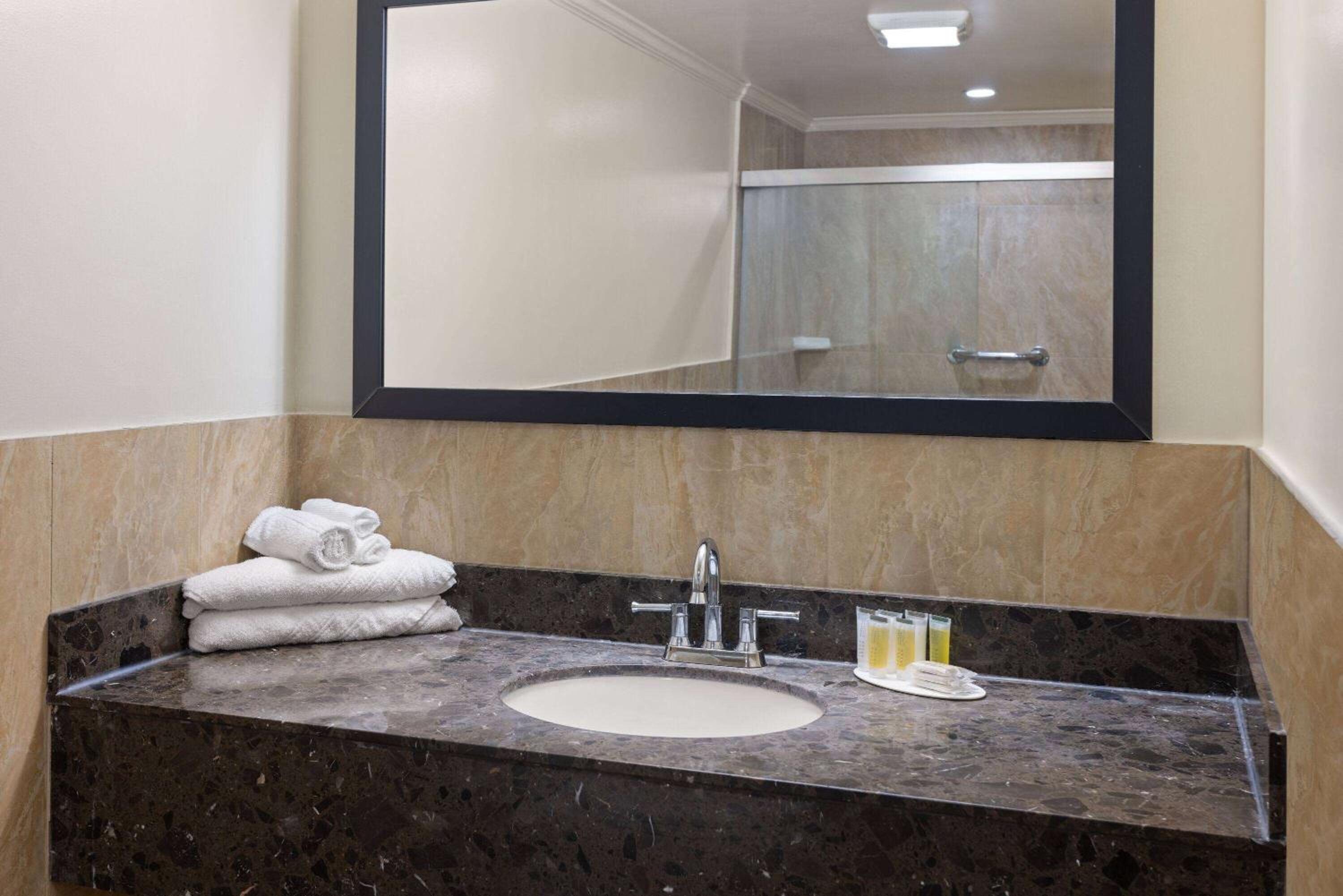 Travelodge by Wyndham Manhasset