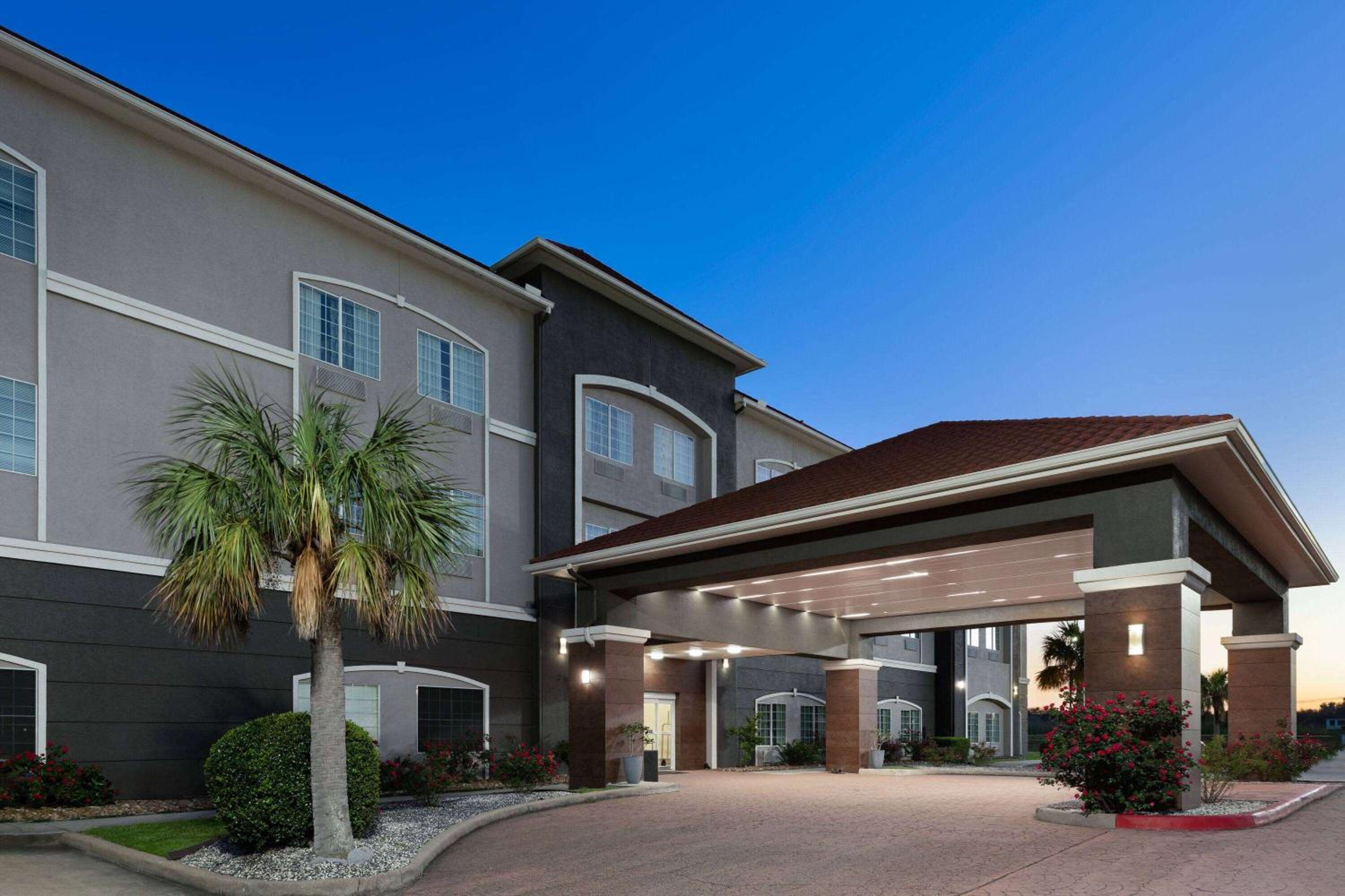 La Quinta by Wyndham Deer Park view 4