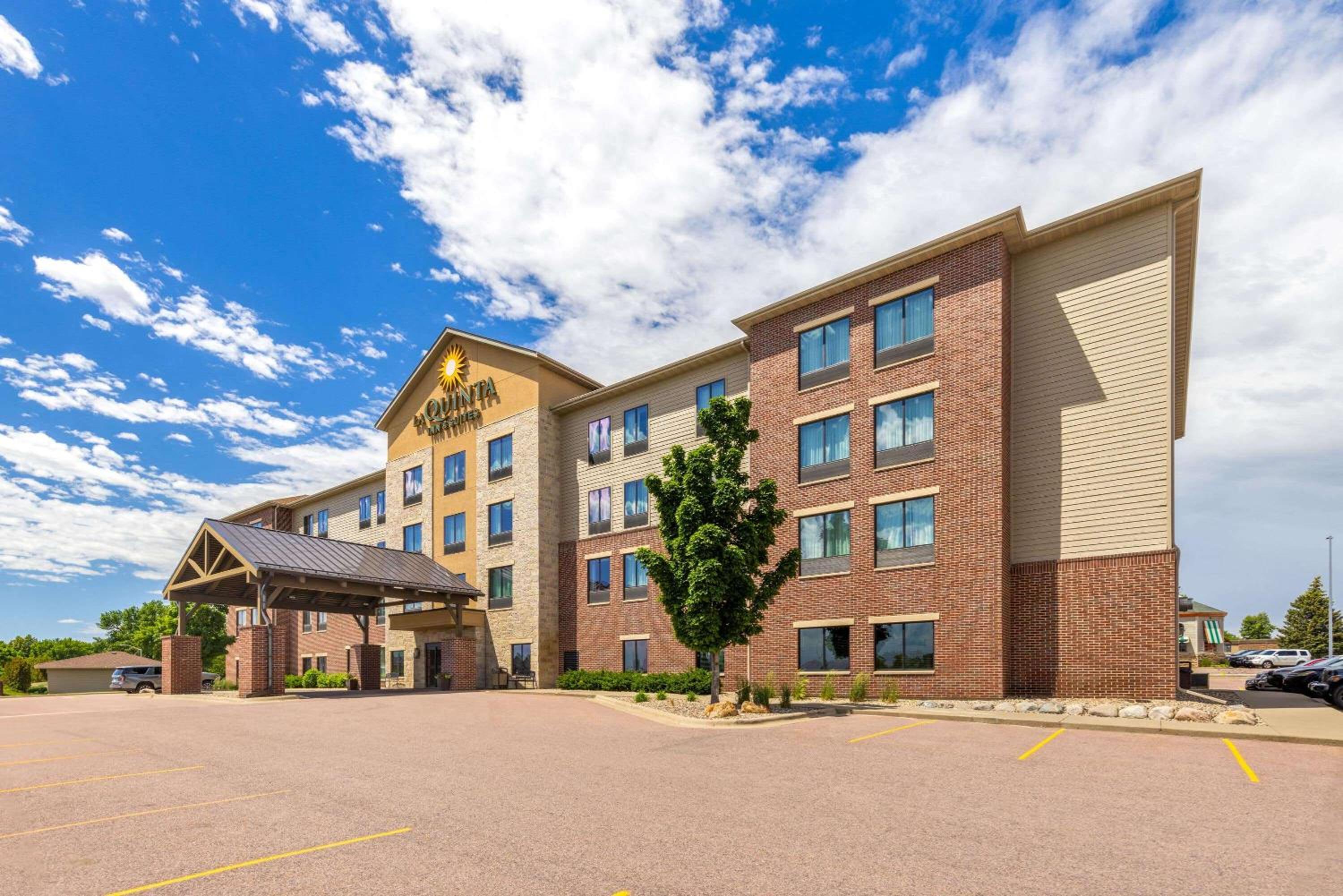 Hotel La Quinta by Wyndham Sioux Falls - Image 1