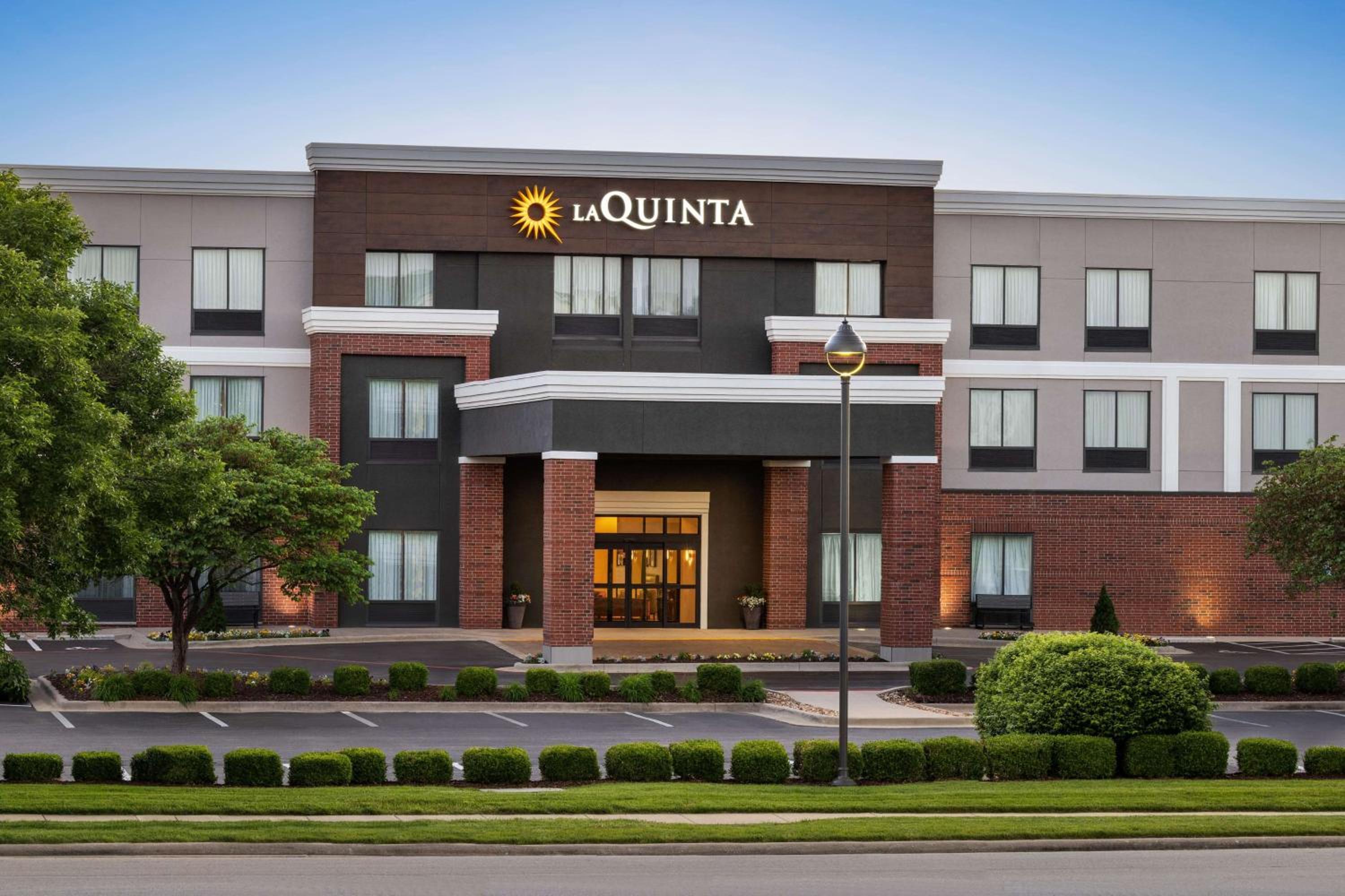 Hotel La Quinta by Wyndham Springfield Airport Plaza - Image 1