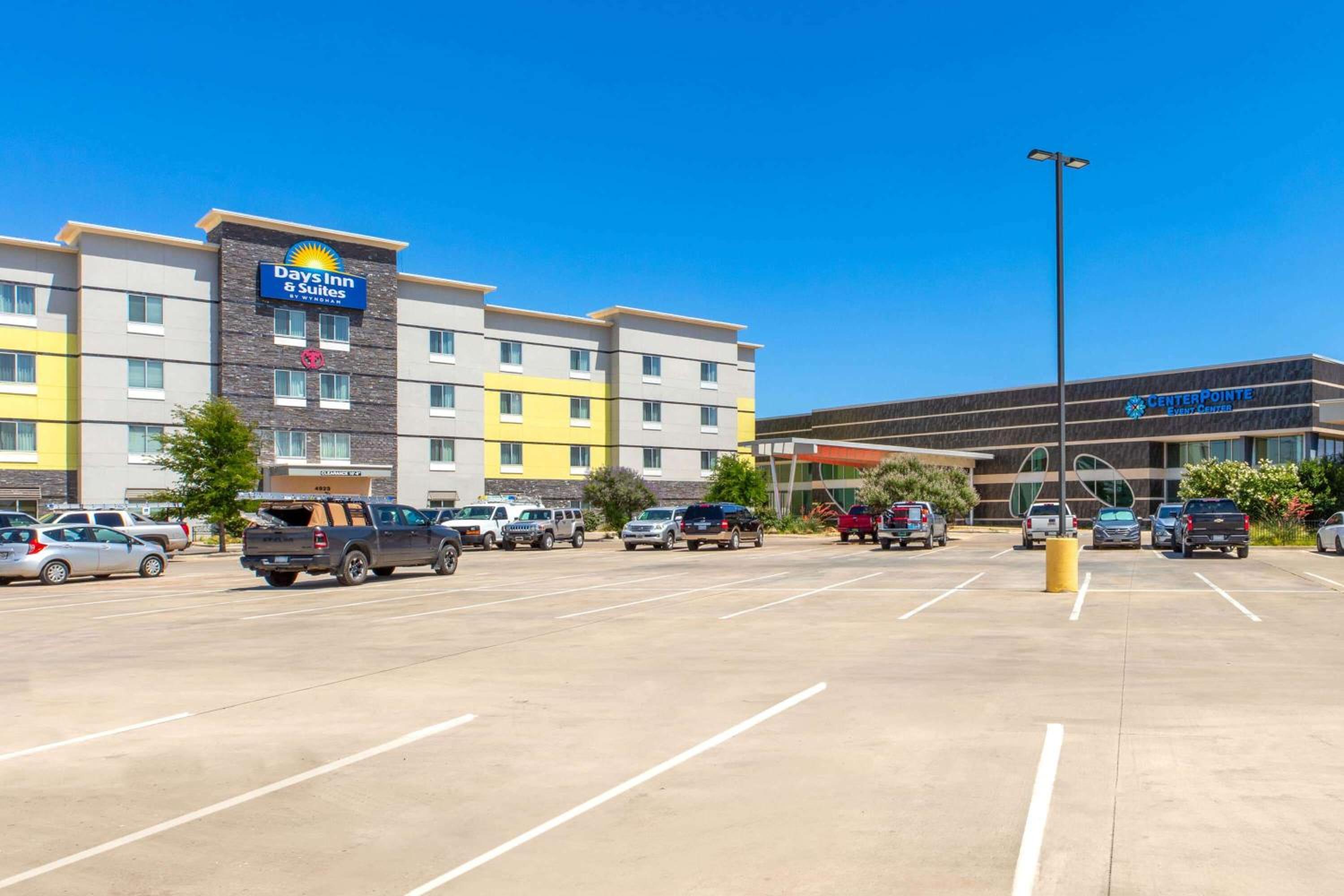 Hotel Days Inn & Suites by Wyndham Lubbock Medical Center - Image 1