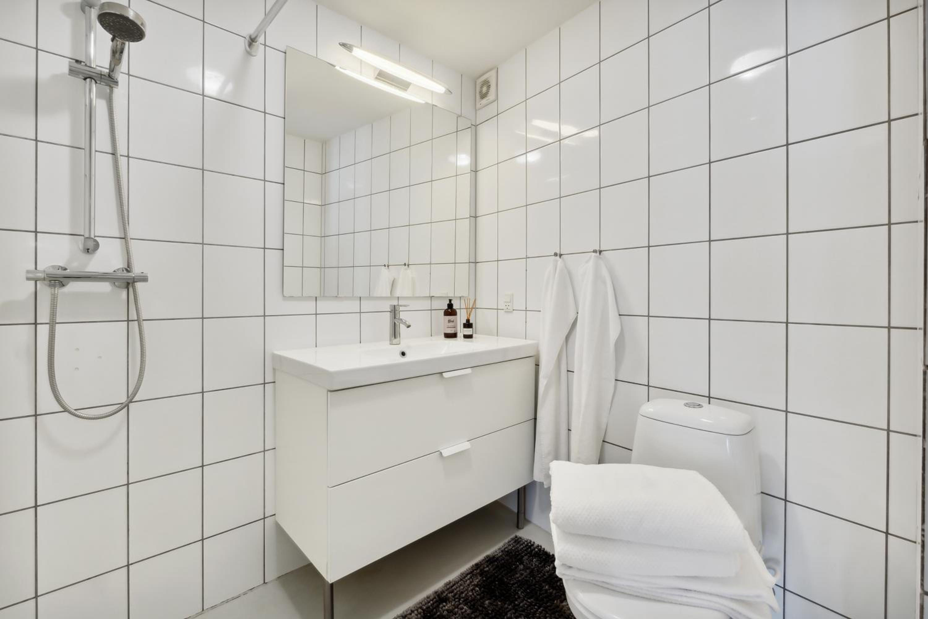 Hyggelig 2BR lejlighed m privat parkering