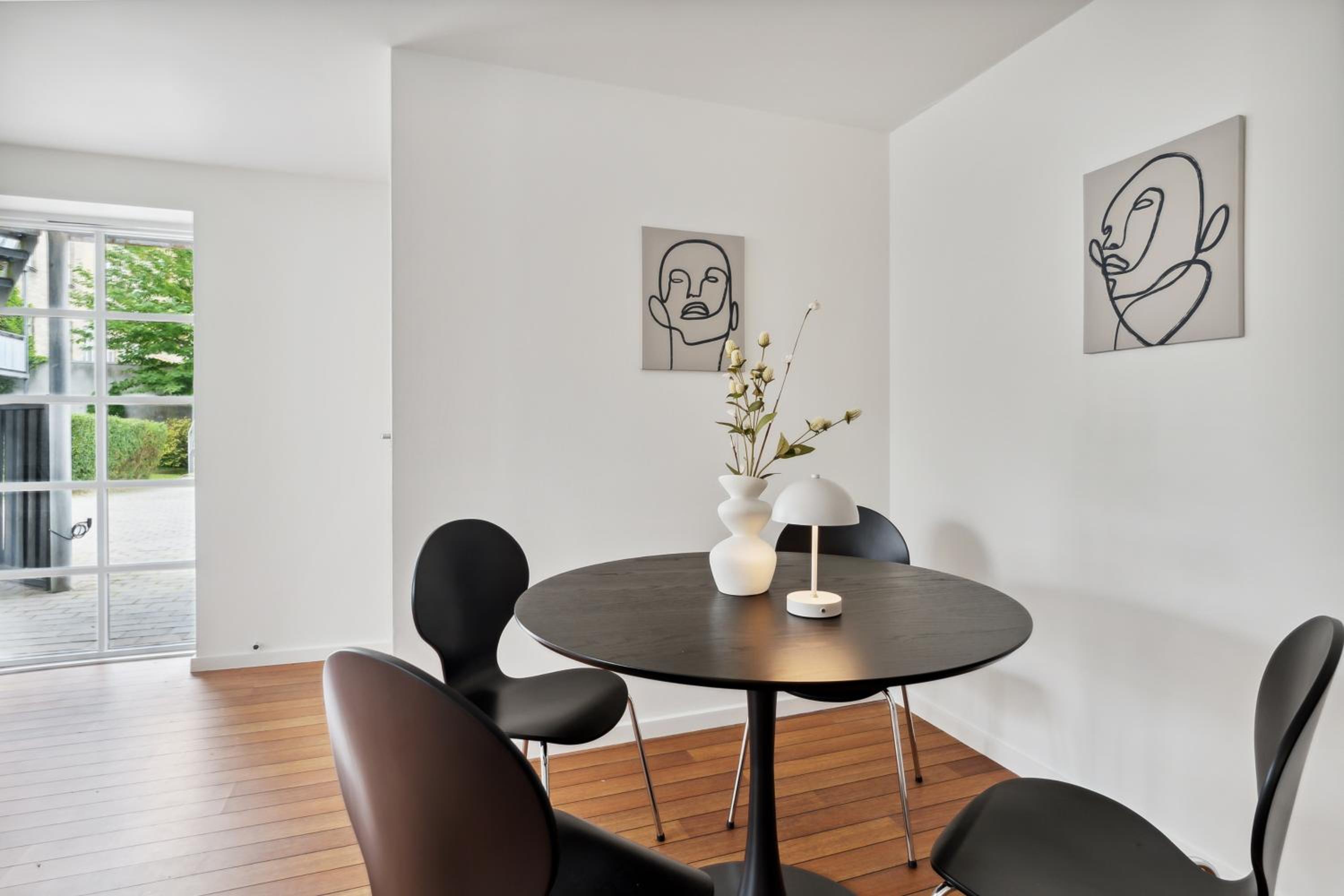 Hyggelig 2BR lejlighed m privat parkering