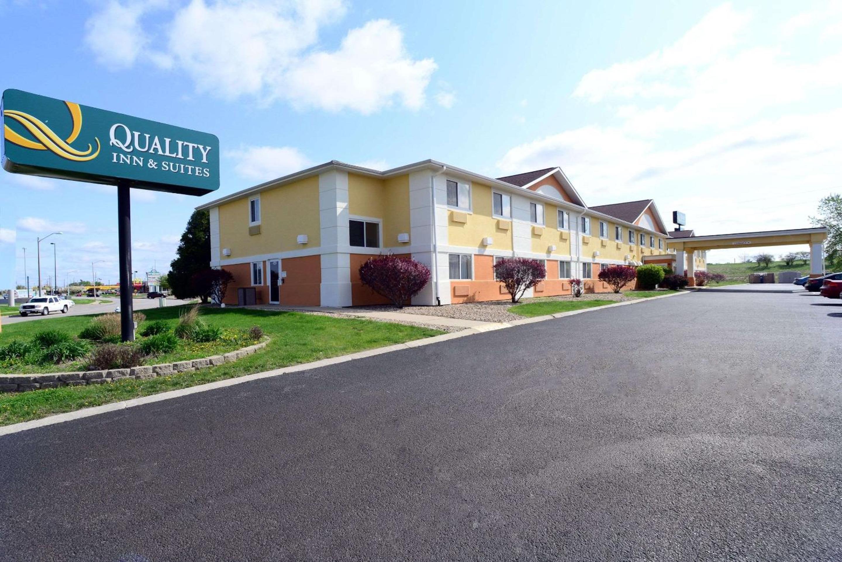 Hotel Quality Inn & Suites Springfield Southwest near I-72 - Image 1