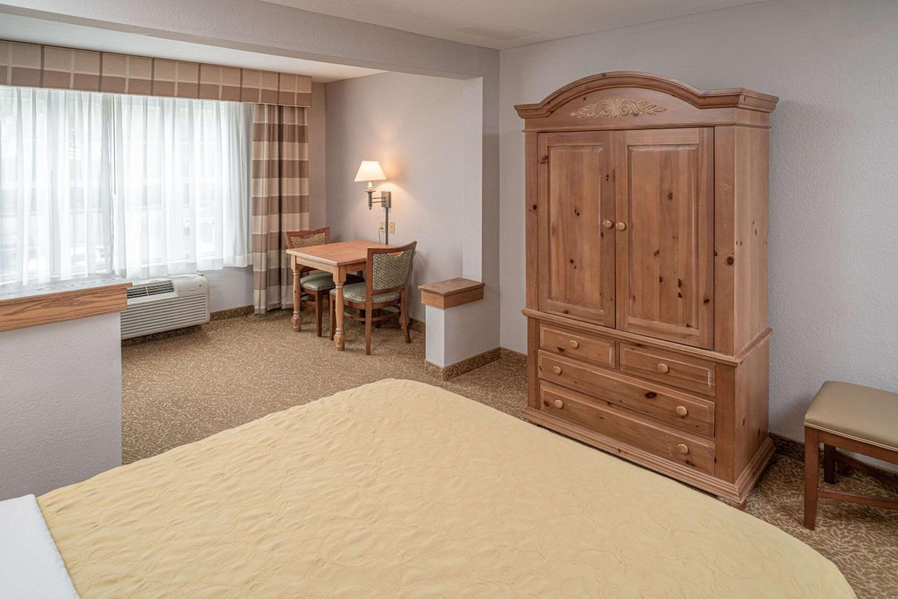 Beckley Vacations - Country Inn  Suites by Radisson, Beckley, WV - Property Image 36