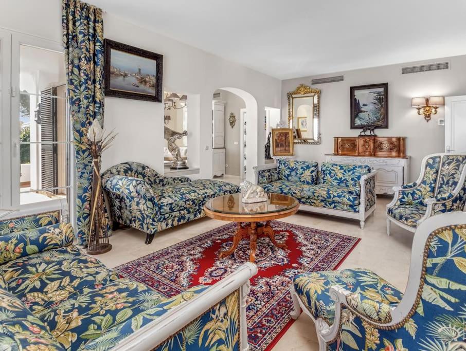 Andalus Villa with French charm next to Sotogrande