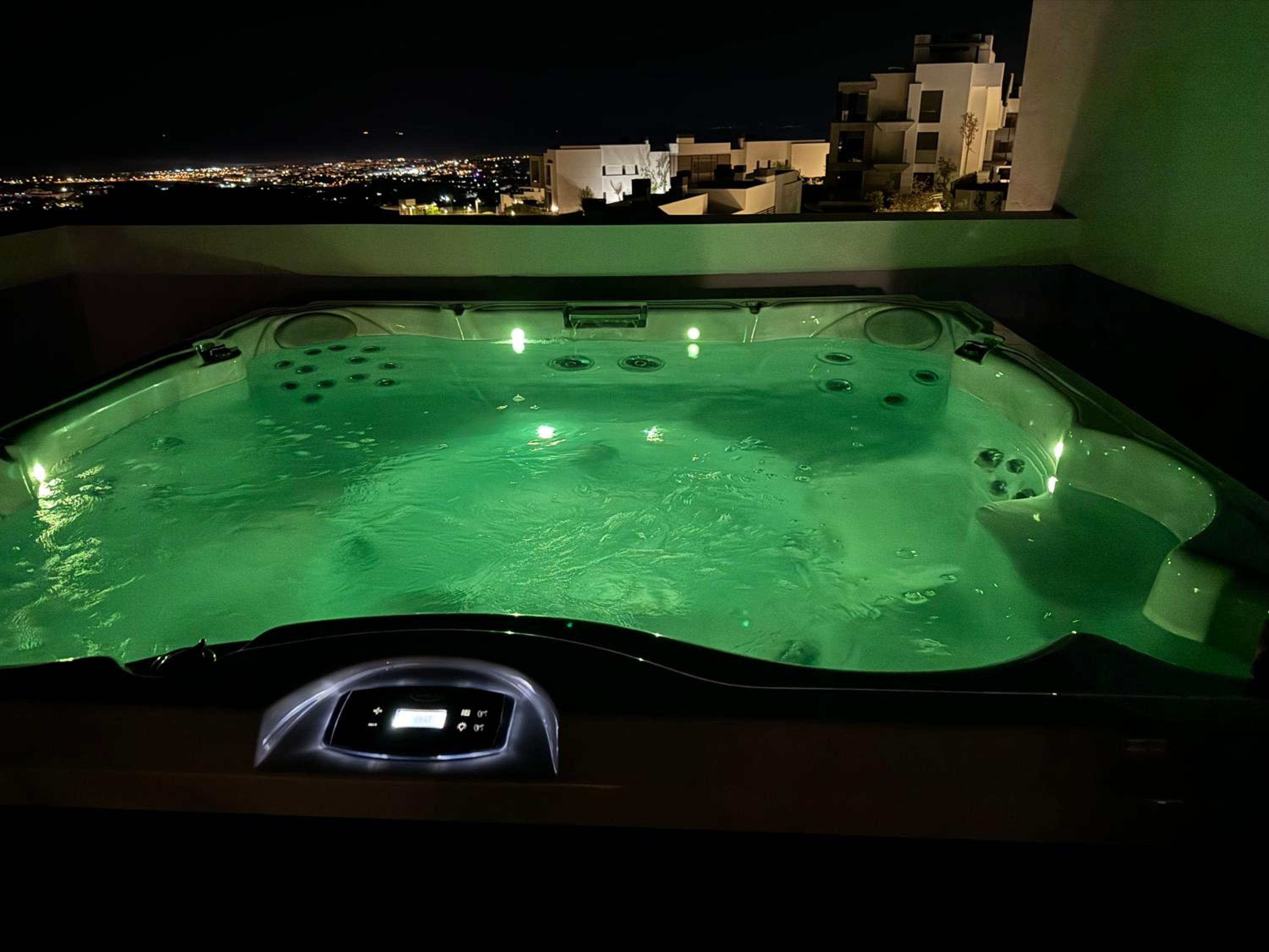 Marbella Quercus Penthouse - Rooftop Jacuzzi