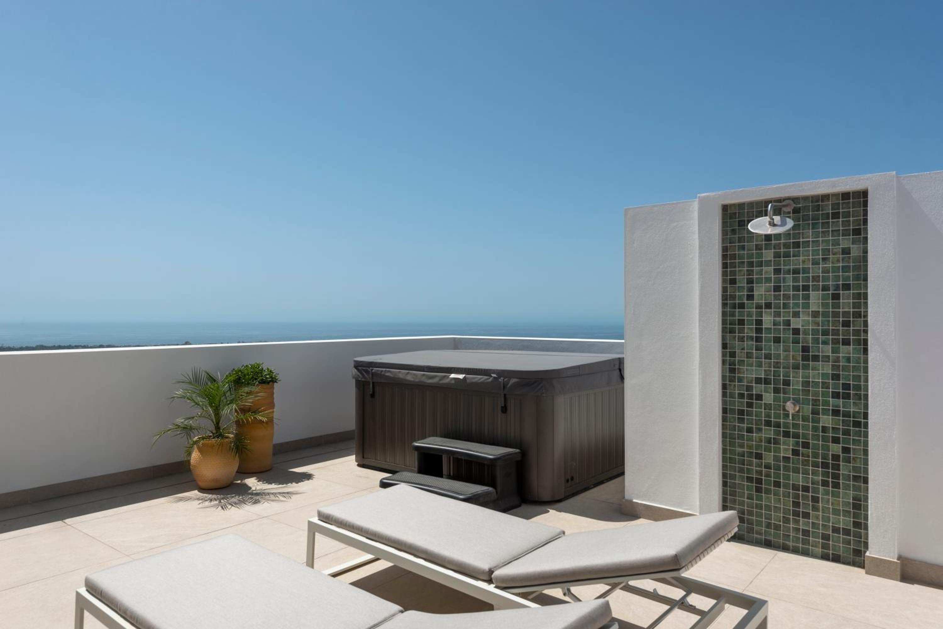 Marbella Quercus Penthouse - Rooftop Jacuzzi