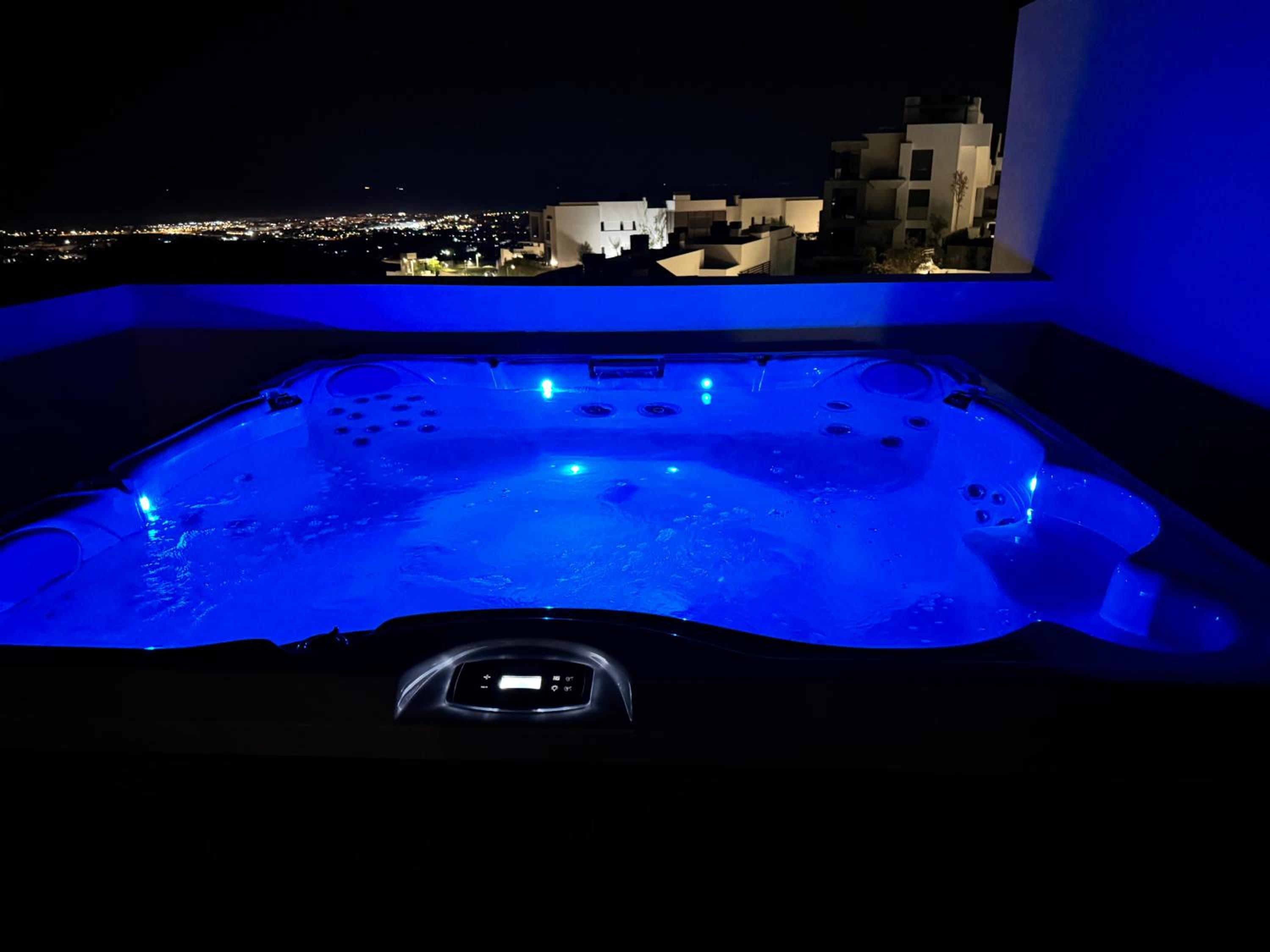 Marbella Quercus Penthouse - Rooftop Jacuzzi
