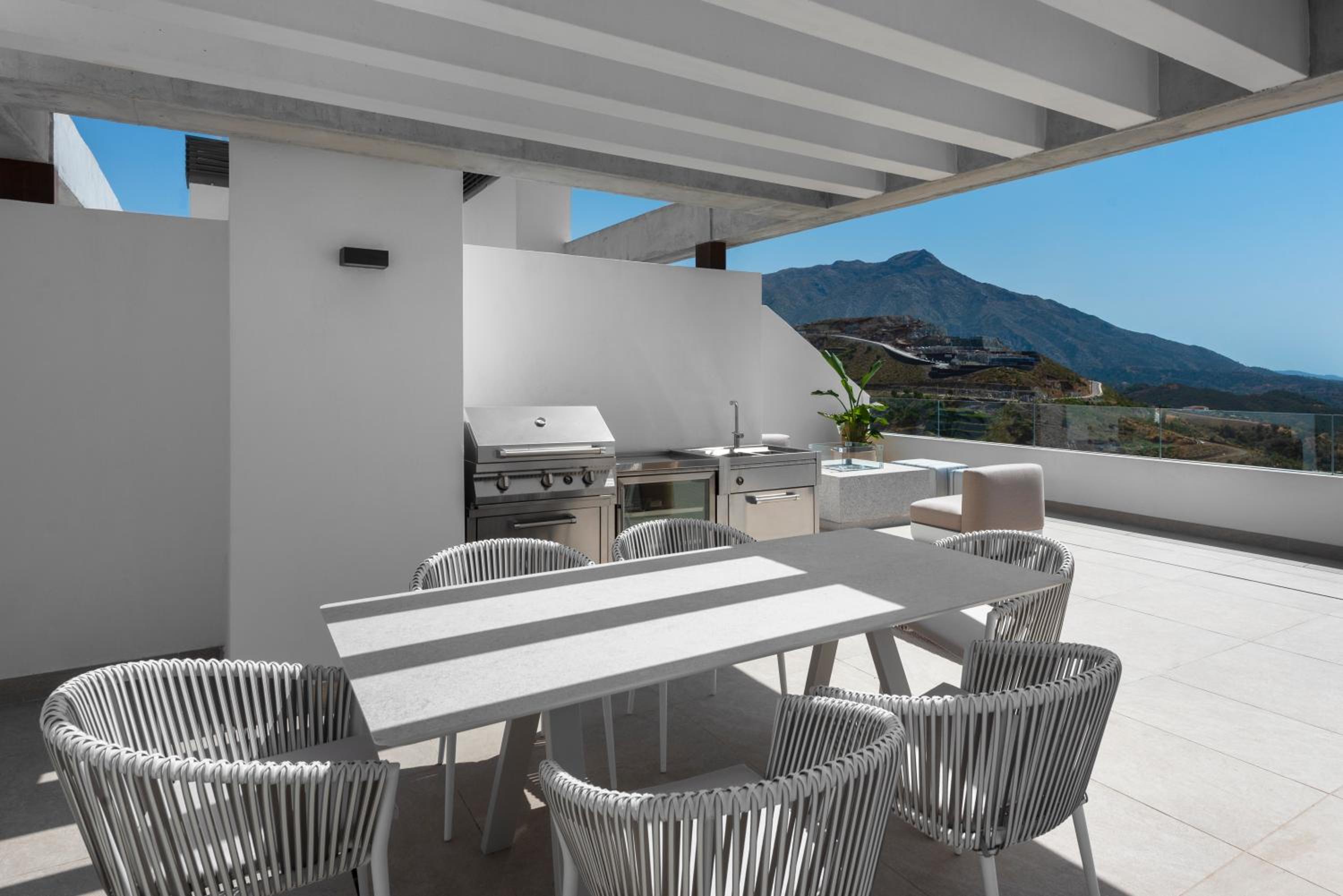 Marbella Quercus Penthouse - Rooftop Jacuzzi