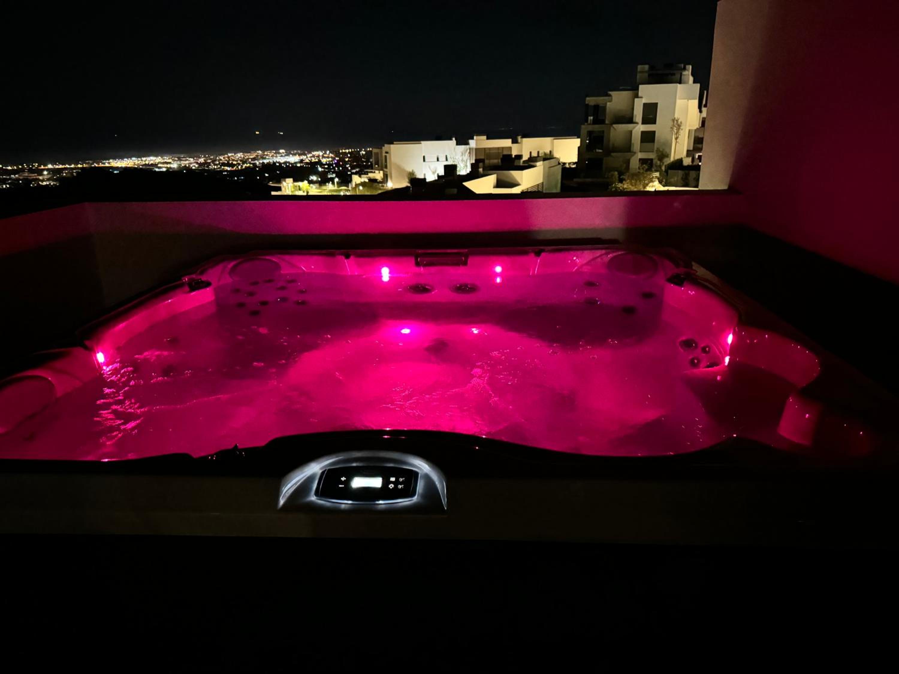 Marbella Quercus Penthouse - Rooftop Jacuzzi