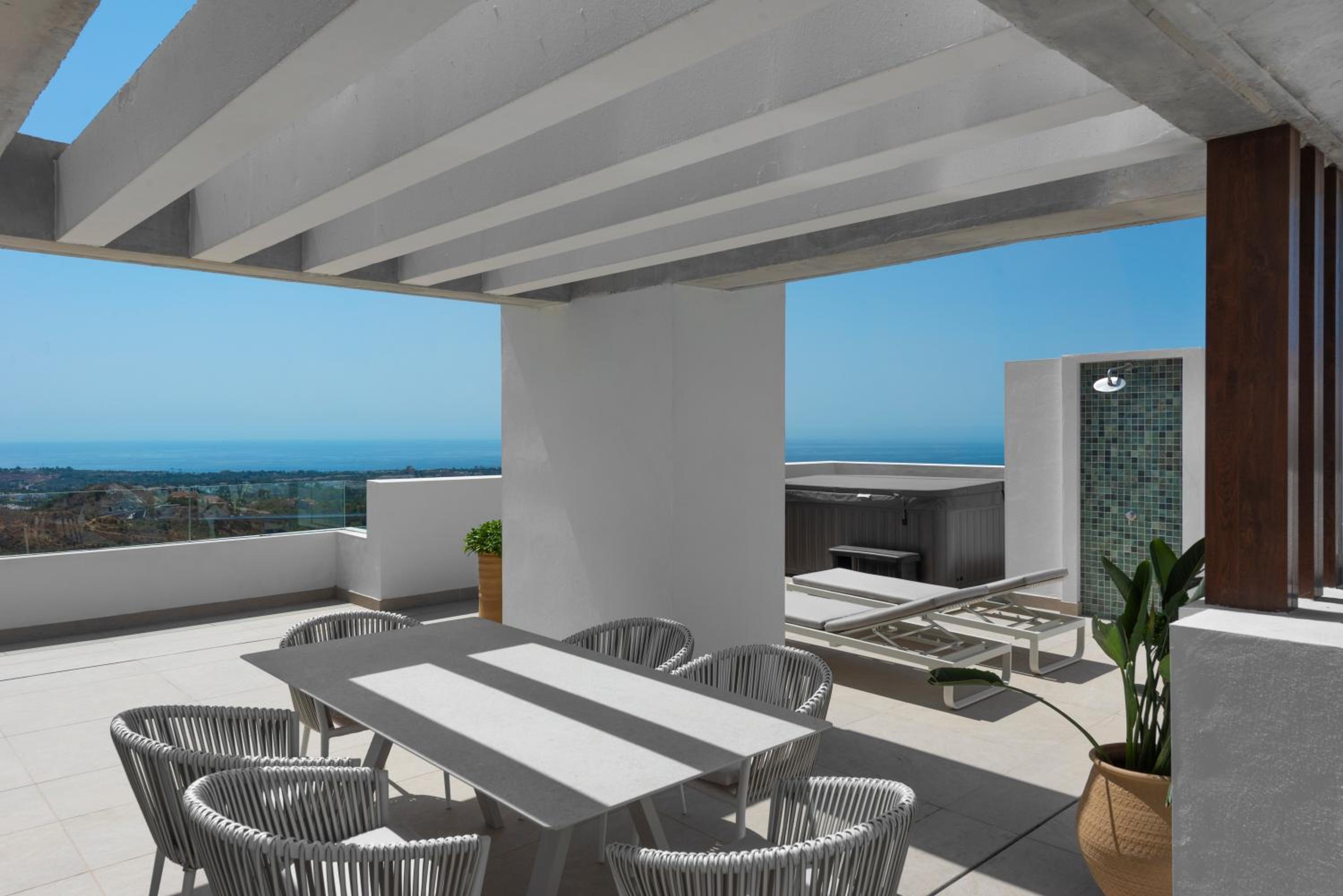 Marbella Quercus Penthouse - Rooftop Jacuzzi
