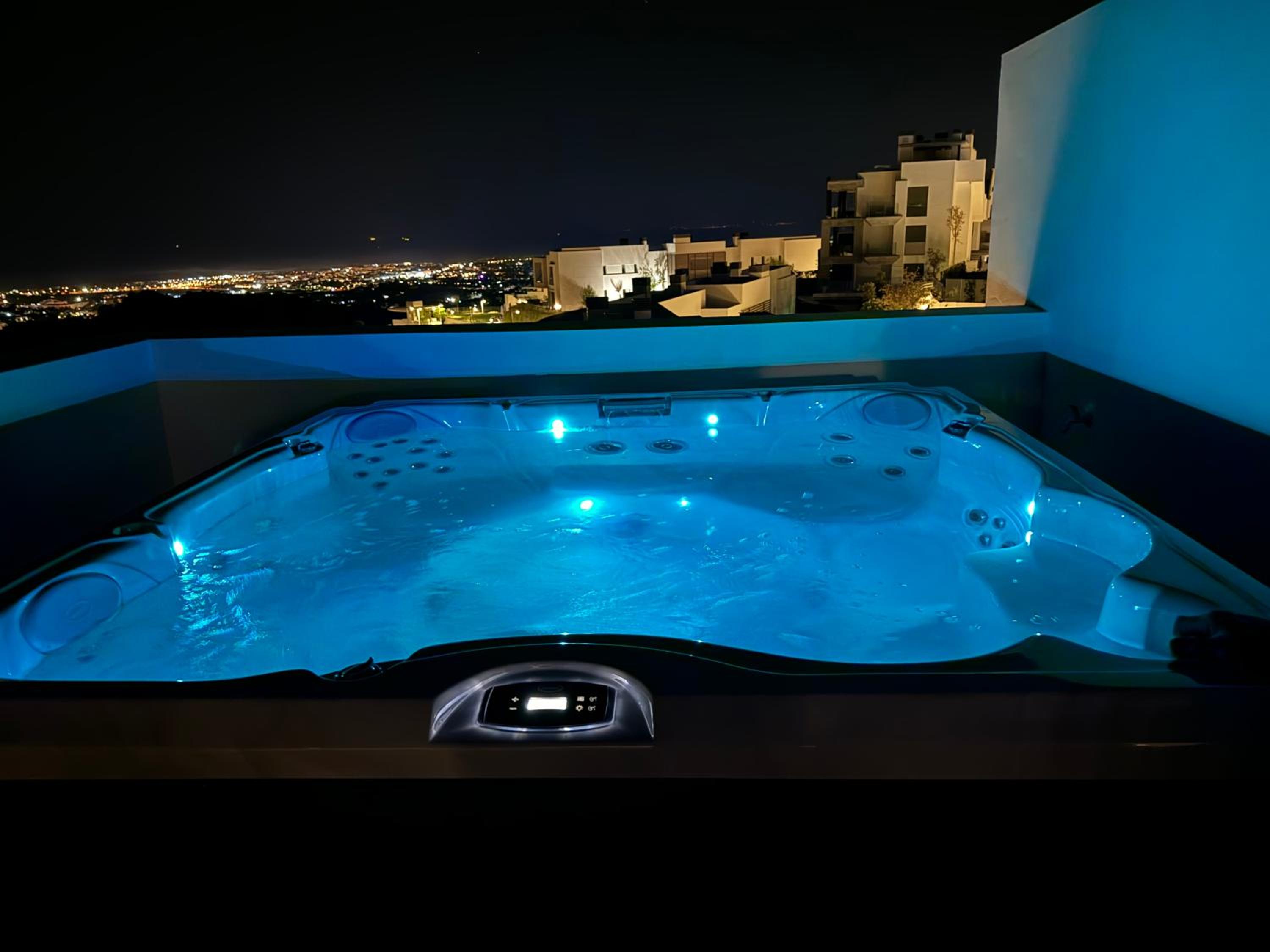 Marbella Quercus Penthouse - Rooftop Jacuzzi