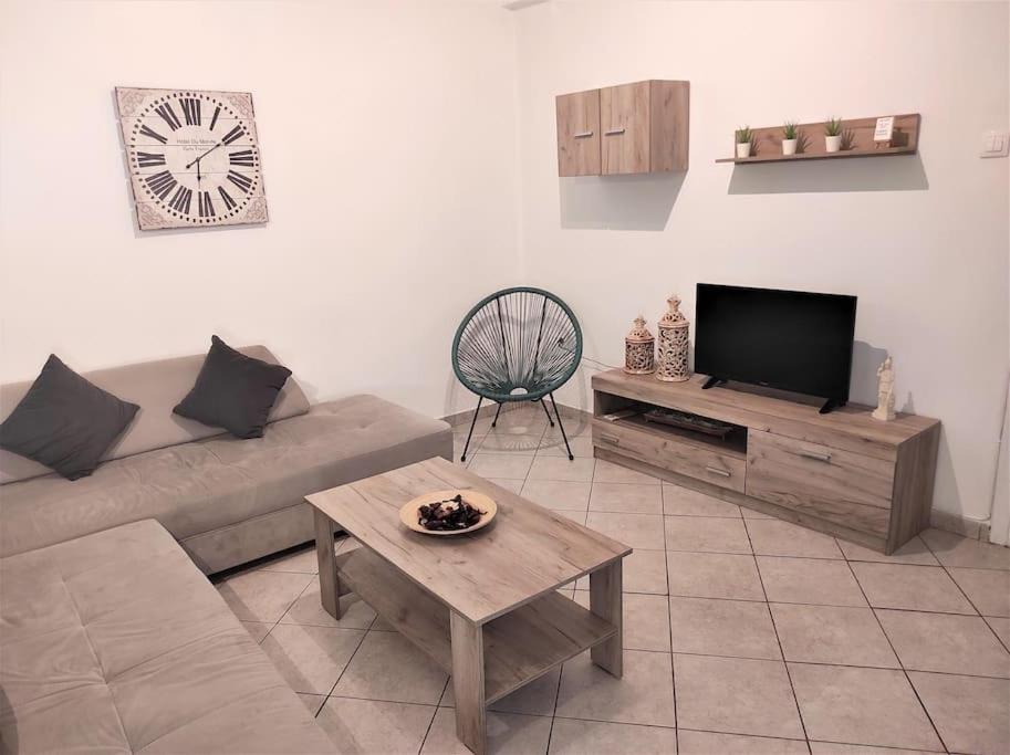Central 2BR Apt, 2min Walk to Acropolis & Plaka