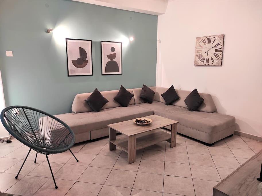 Central 2BR Apt, 2min Walk to Acropolis & Plaka