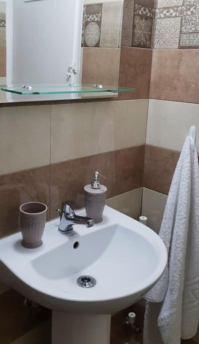 Central 2BR Apt, 2min Walk to Acropolis & Plaka