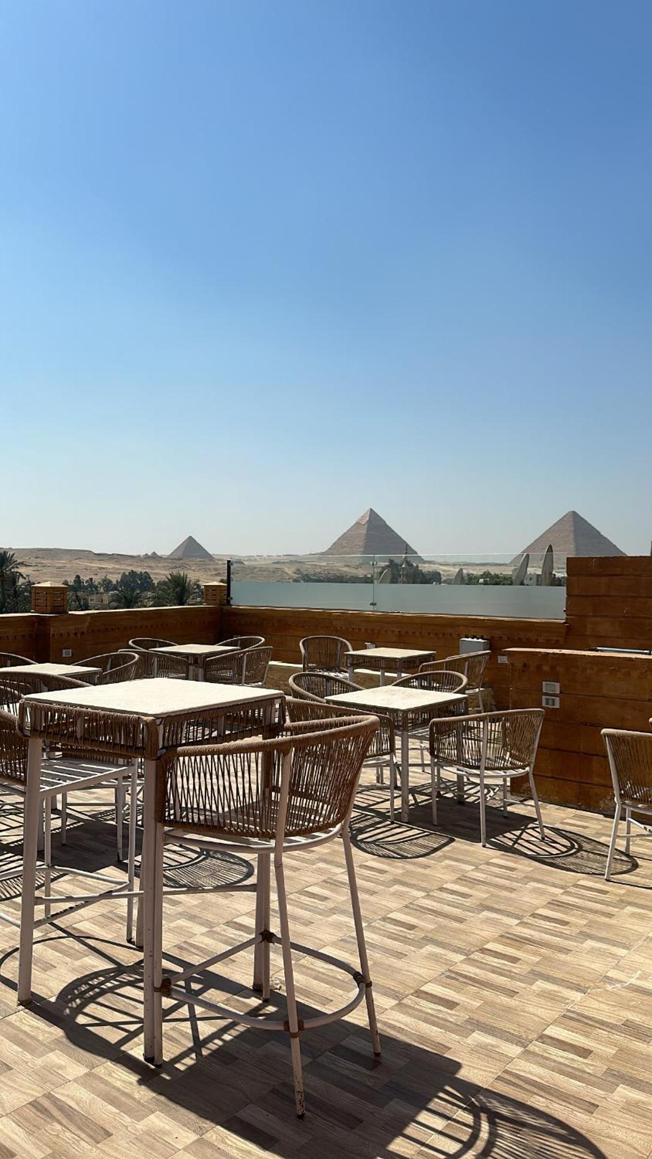 Taj Pyramids inn - Pyramids View Rooftop