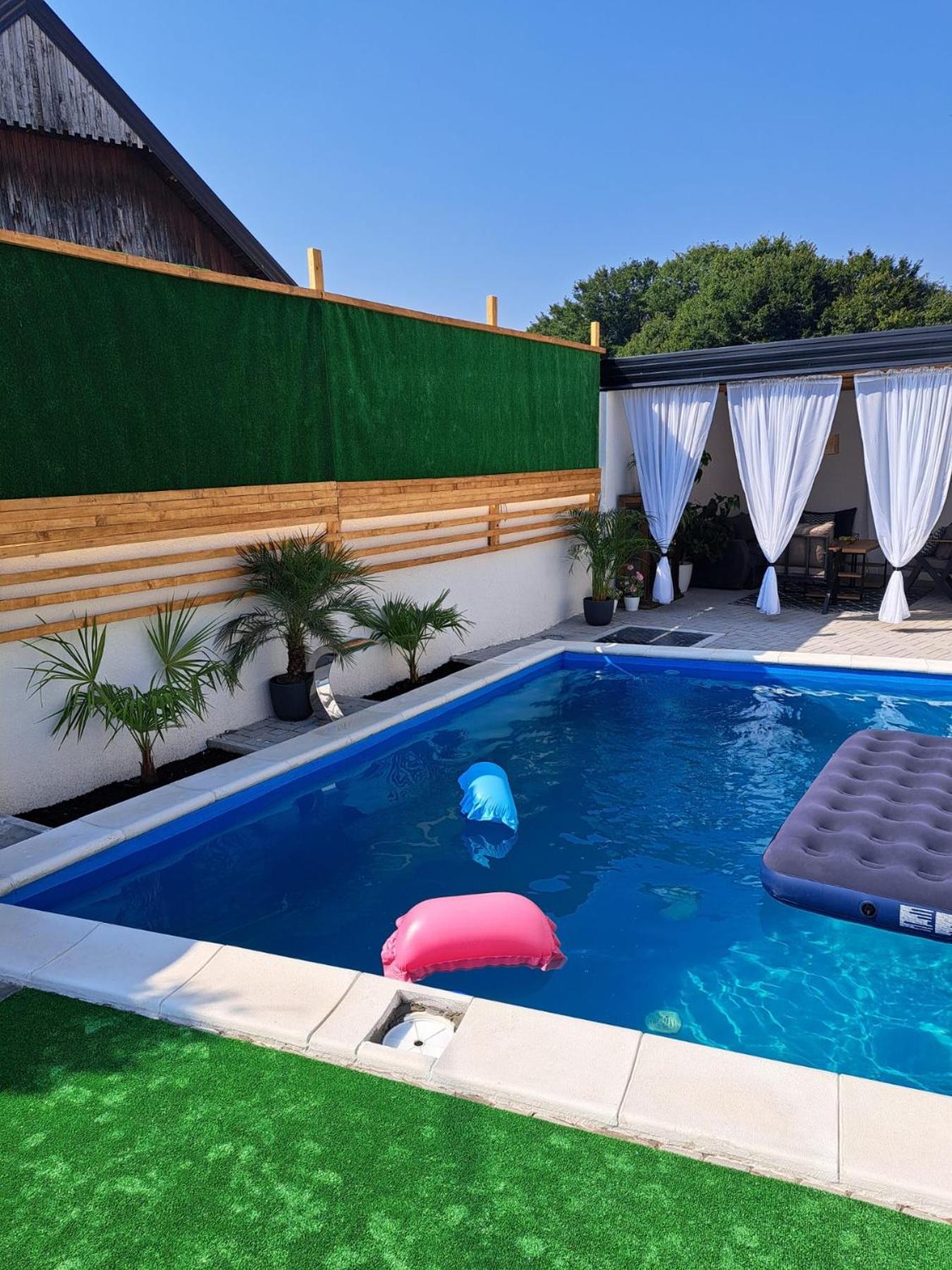 Garden- pool apartman