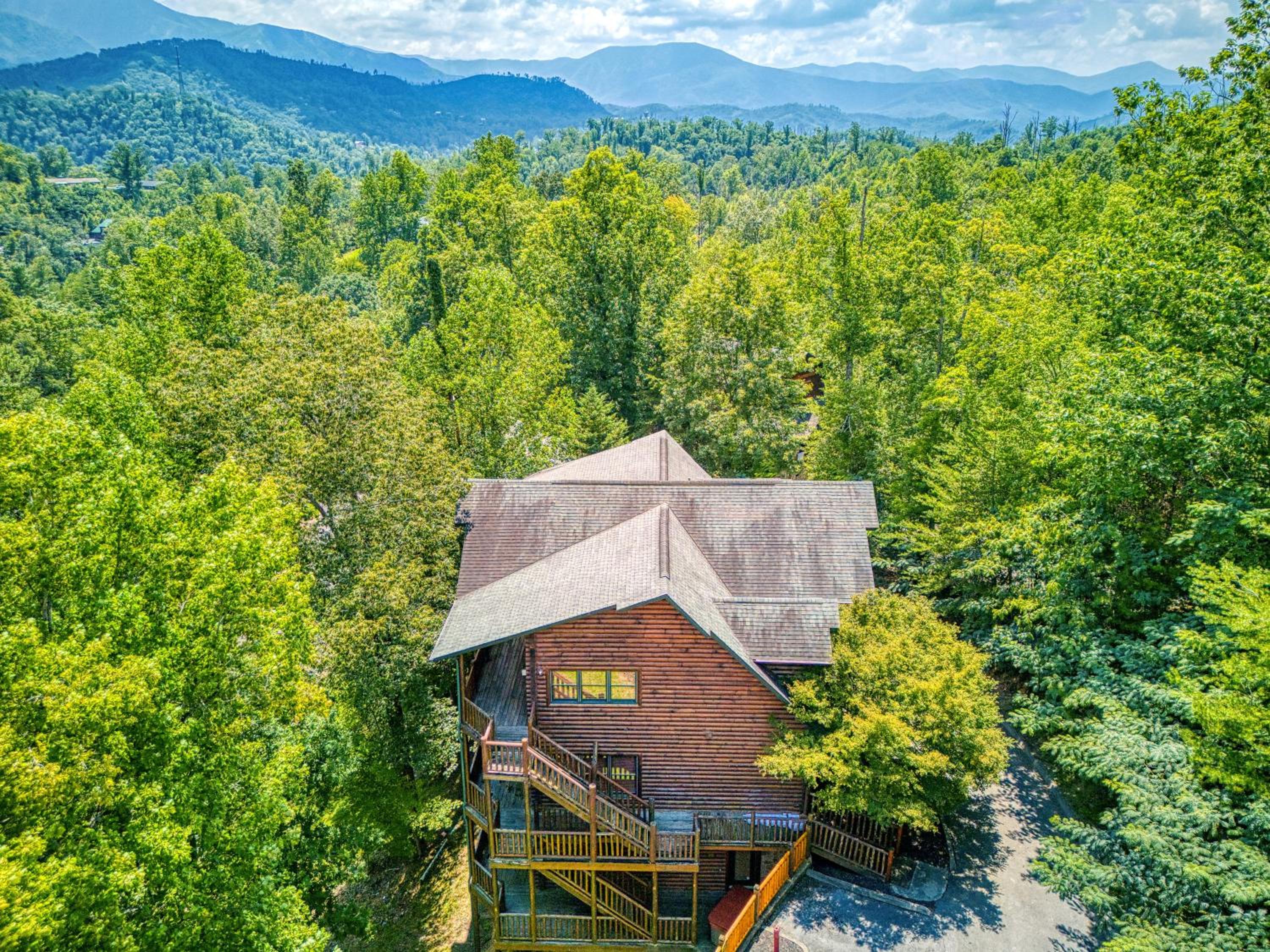 Perfect Getaway- Game Room, Mini Golf Course, Hot Tub, Pool Access
