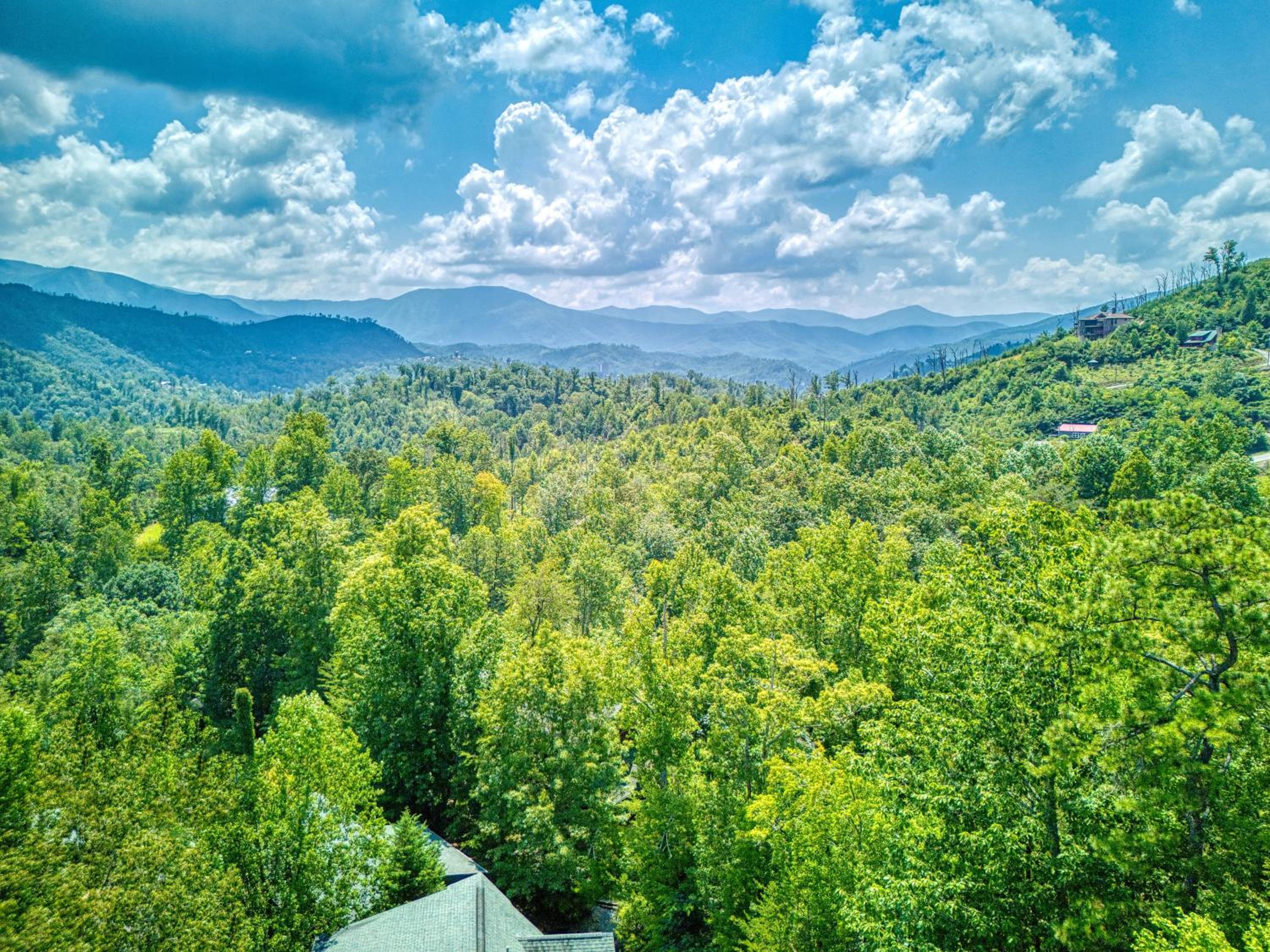Perfect Getaway- Game Room, Mini Golf Course, Hot Tub, Pool Access