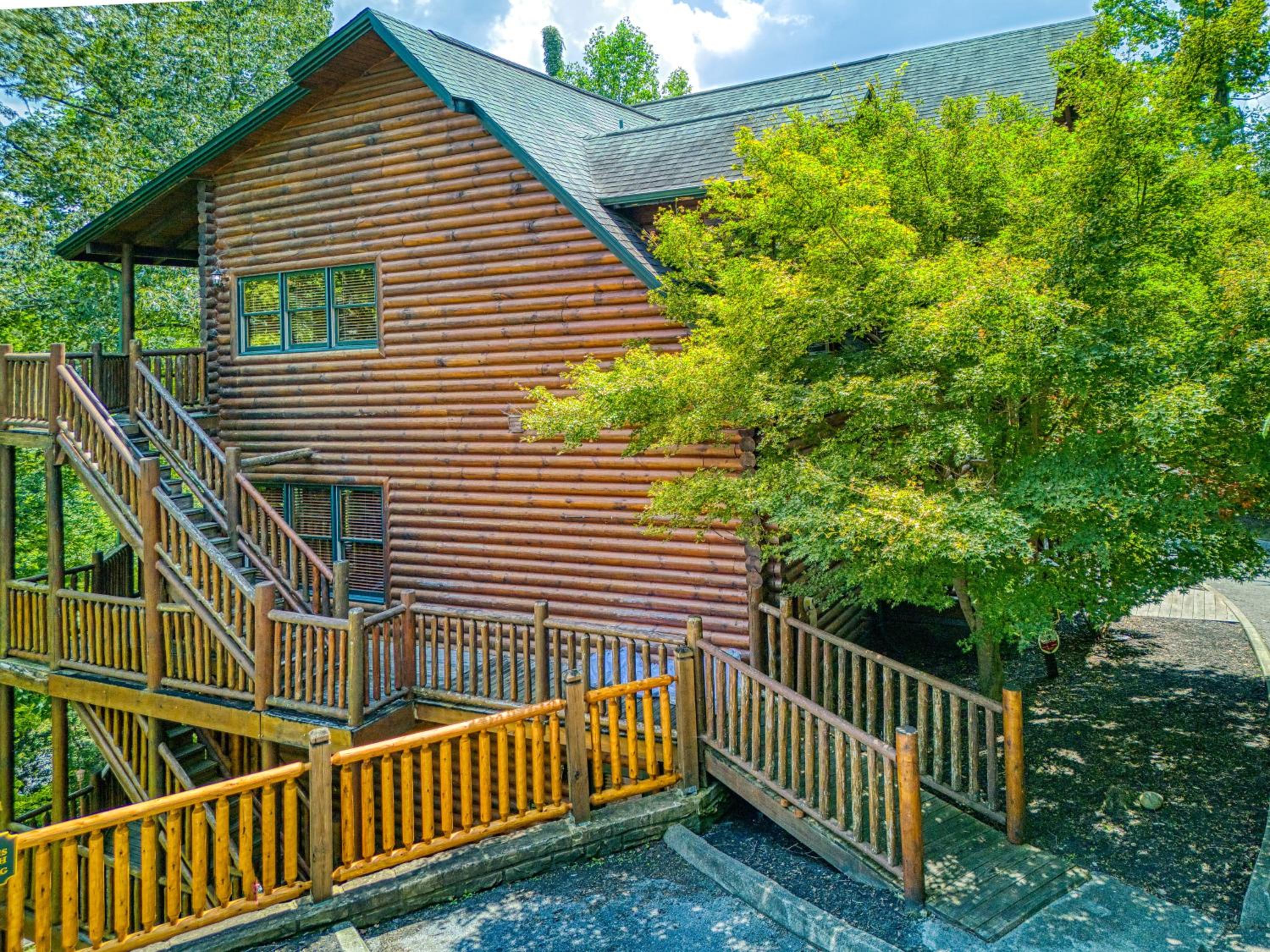 Perfect Getaway- Game Room, Mini Golf Course, Hot Tub, Pool Access
