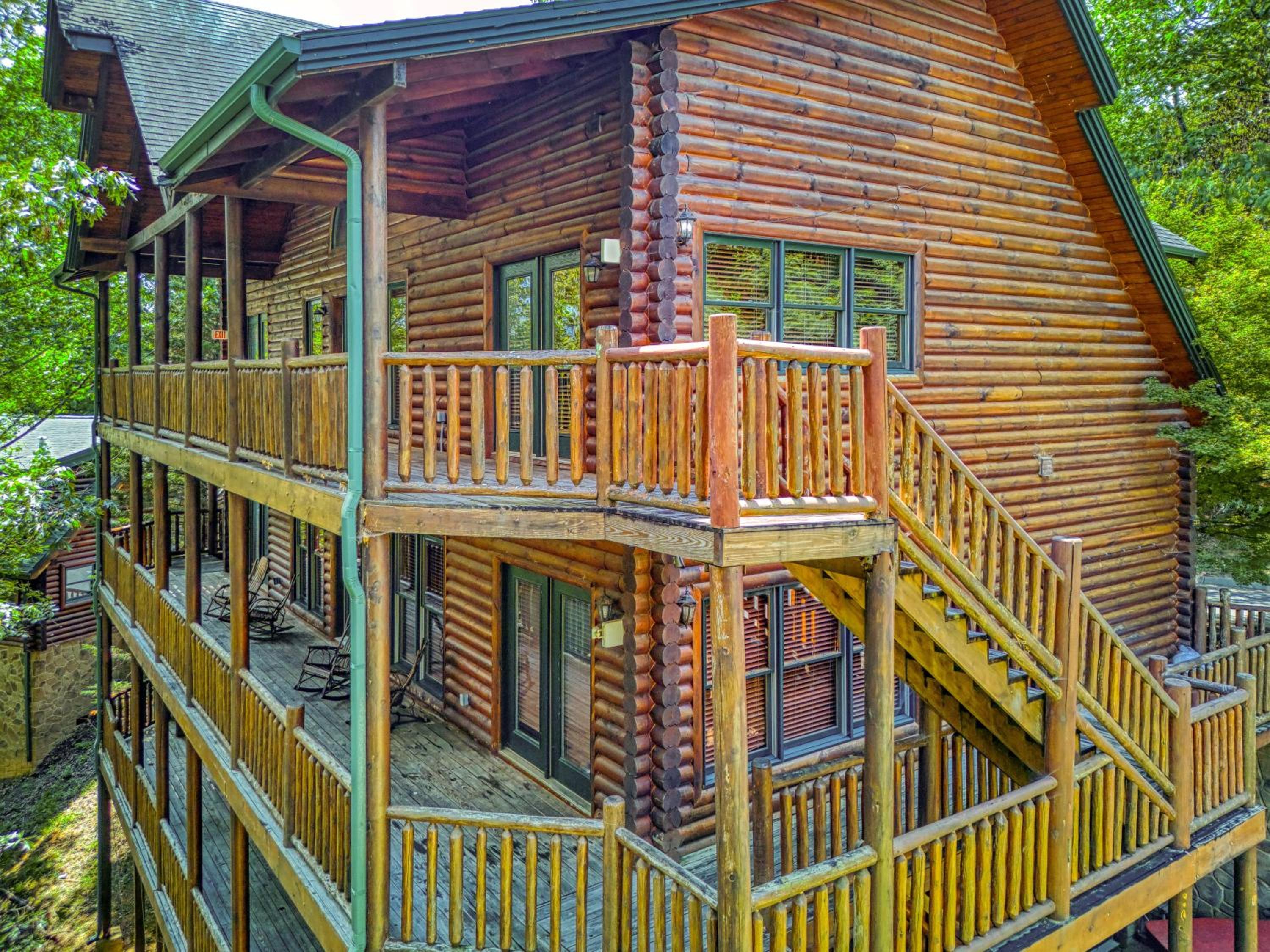 Perfect Getaway- Game Room, Mini Golf Course, Hot Tub, Pool Access