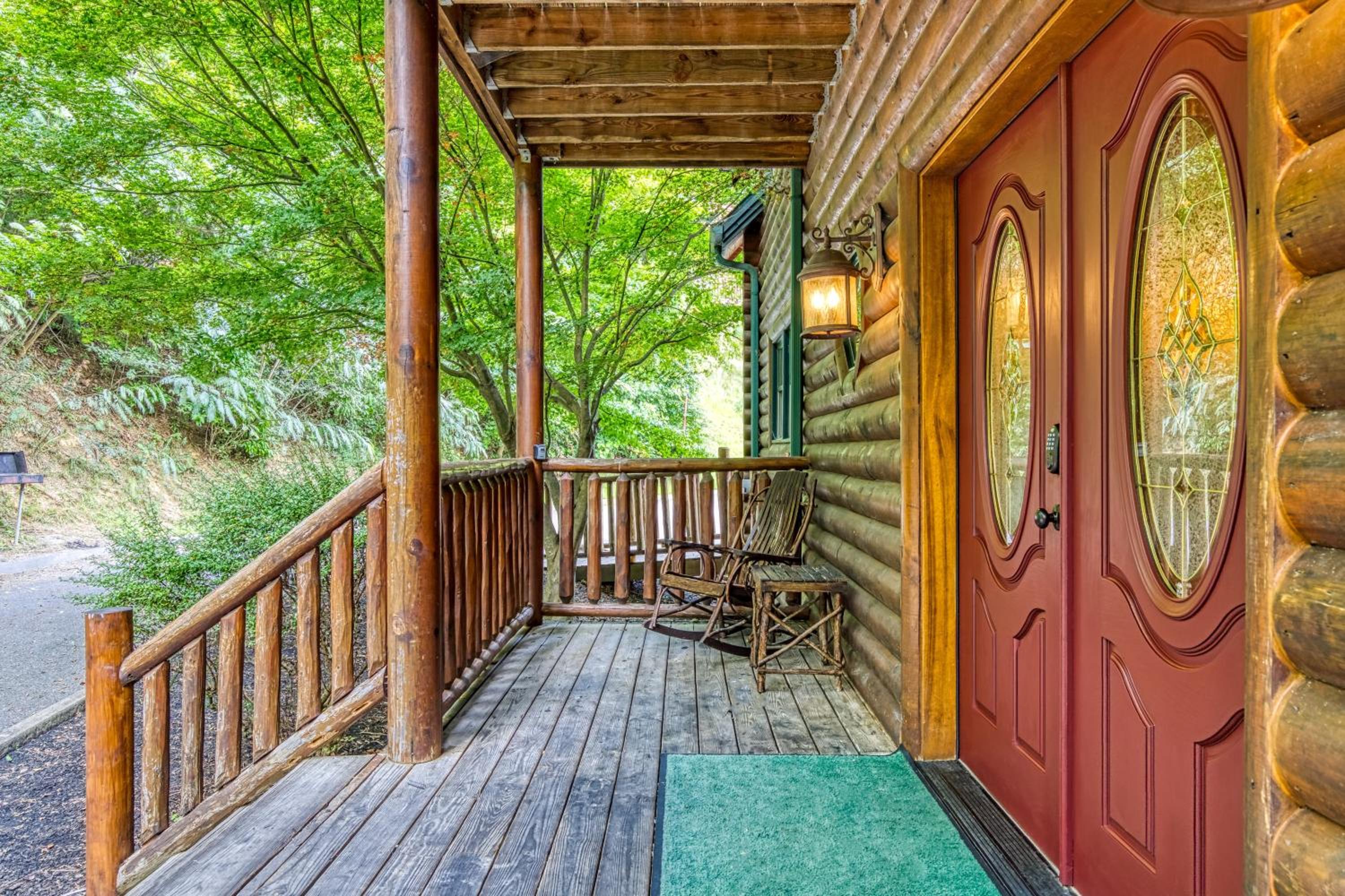 Perfect Getaway- Game Room, Mini Golf Course, Hot Tub, Pool Access
