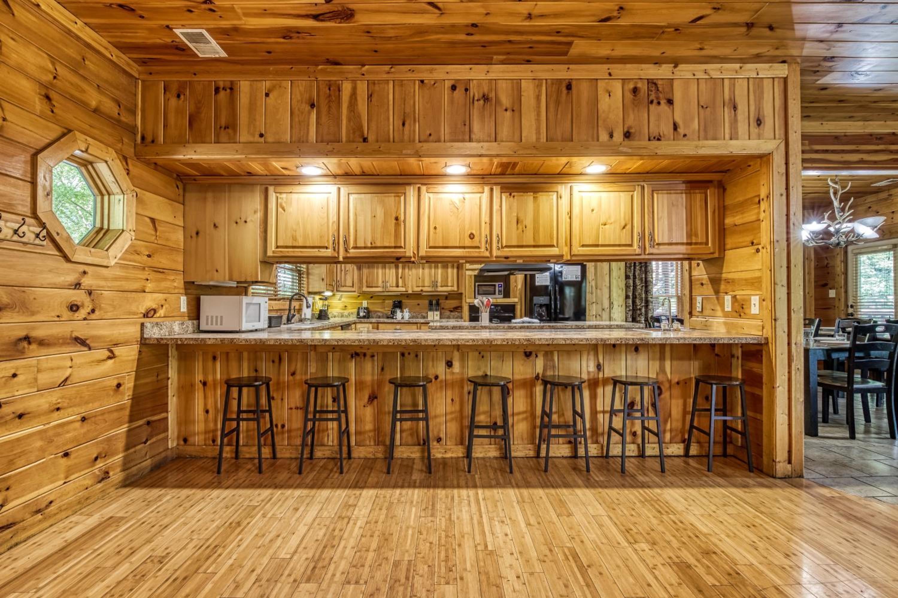 Perfect Getaway- Game Room, Mini Golf Course, Hot Tub, Pool Access