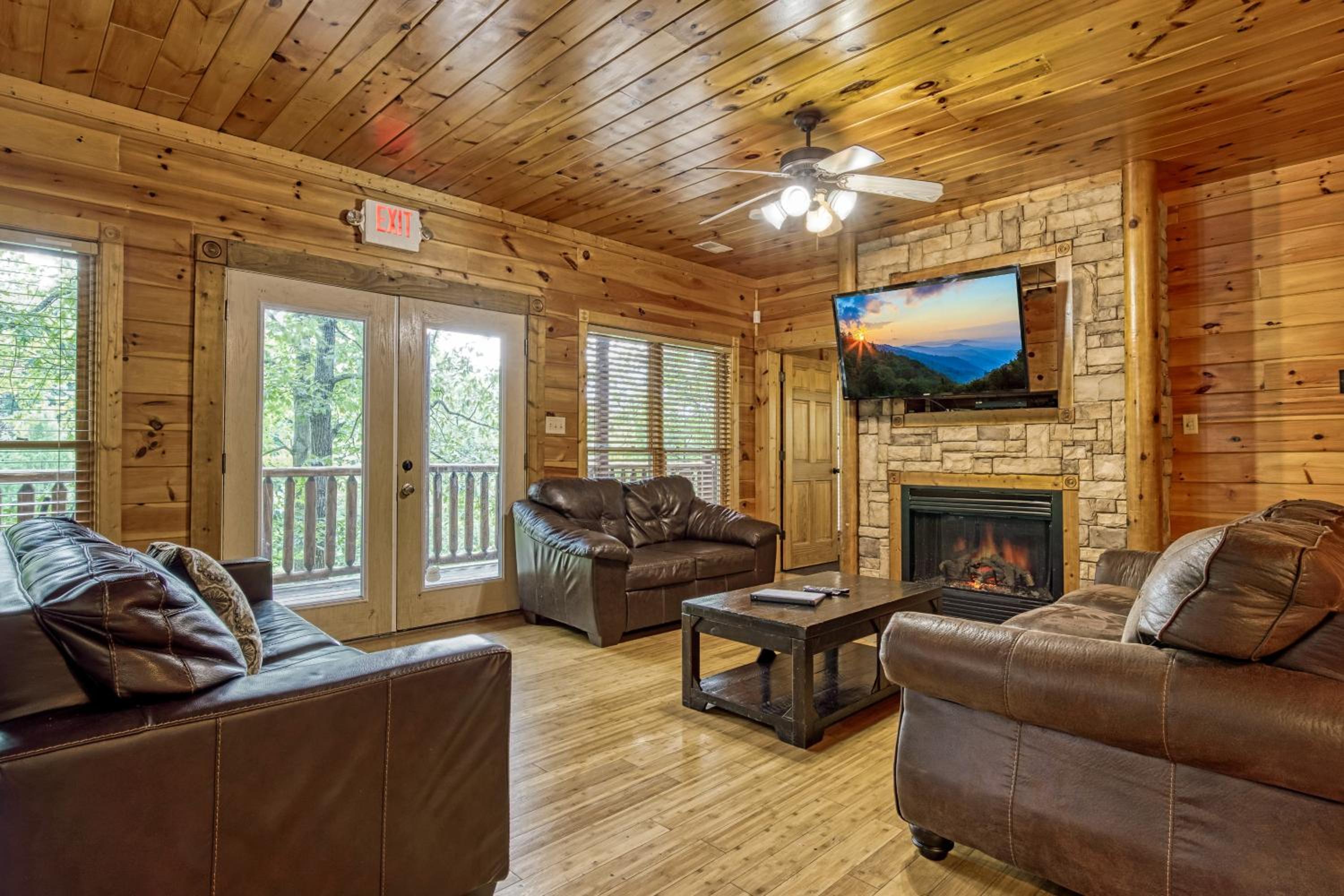 Perfect Getaway- Game Room, Mini Golf Course, Hot Tub, Pool Access