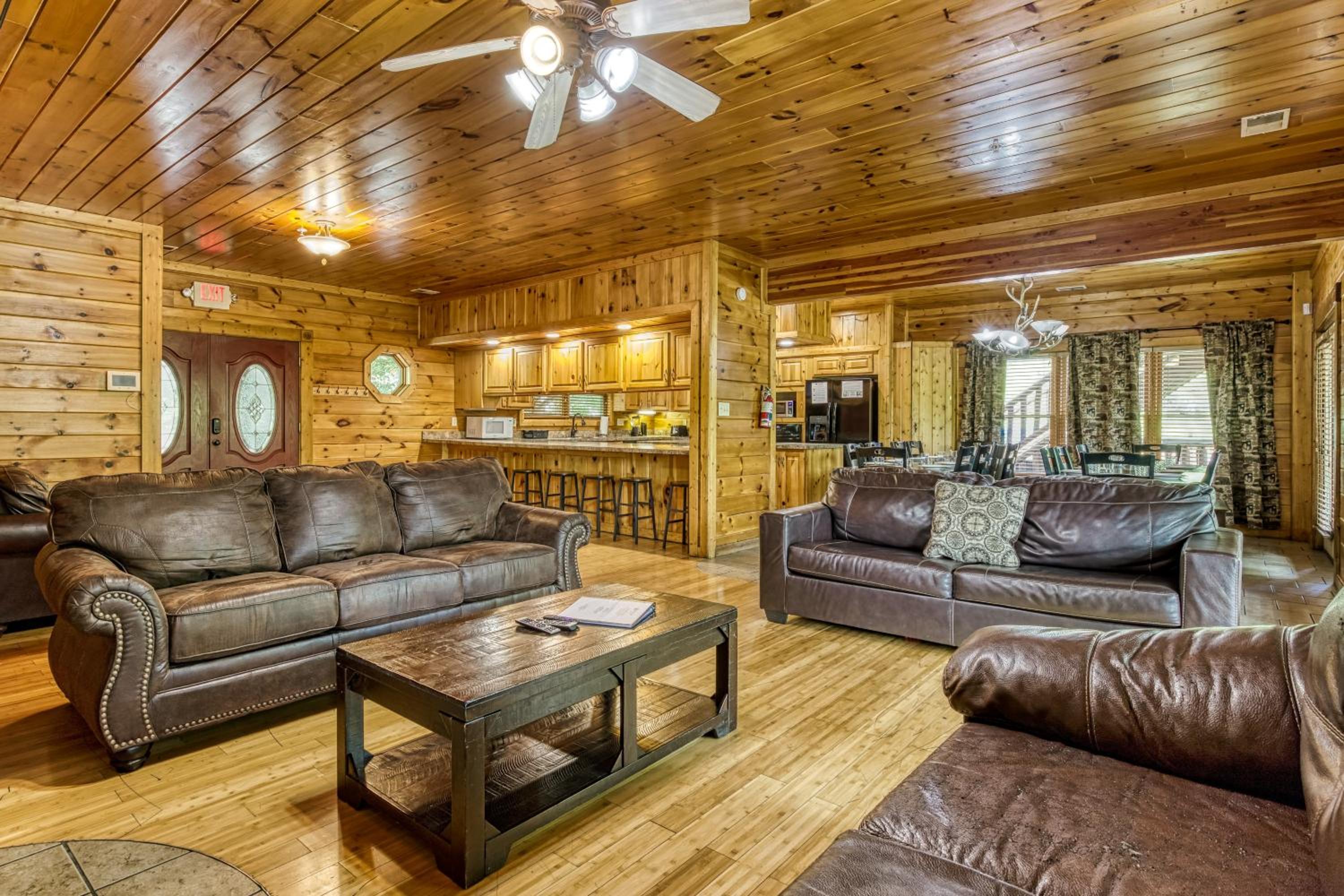 Perfect Getaway- Game Room, Mini Golf Course, Hot Tub, Pool Access